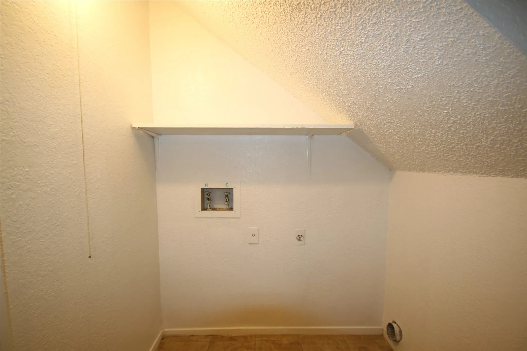 Townhouse For Rent in Tarrant County , 3732 Bonnie Drive C, Fort Worth, Texas 76116, 2 Bedroom, 2 Bathroom, Garage spaces, 1,095 Sqft, built in 1982, mls#21336309, Real Estate Agent in Fort Worth, Homes For Rent in Tarrant county, Homes For Rent in Fort Worth, Realtor in Fort Worth Texas, Real Estate Brokerage Independent Realty Texas, Luminita Cordes Realtor