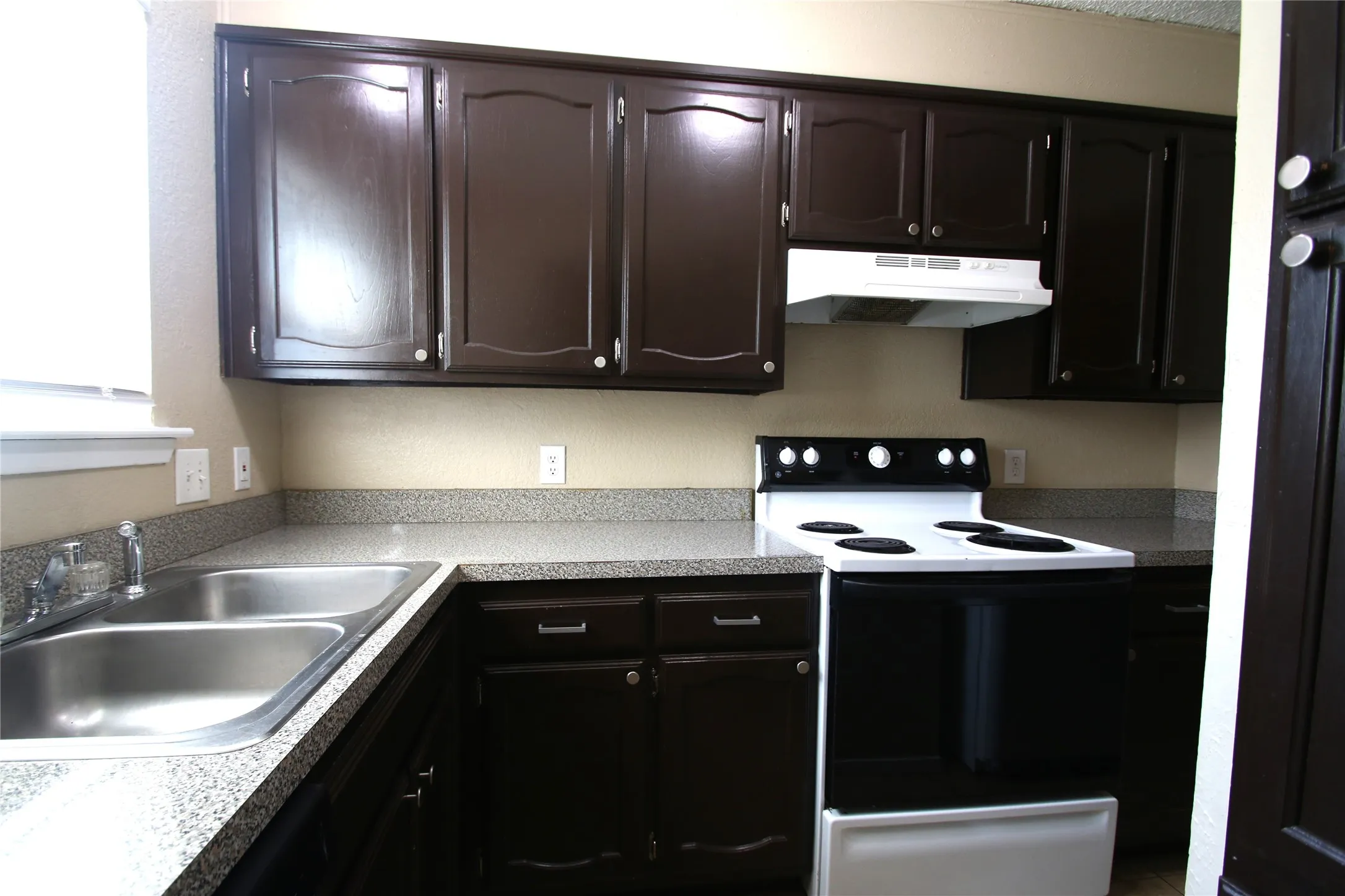 Townhouse For Rent in Tarrant County , 3732 Bonnie Drive C, Fort Worth, Texas 76116, 2 Bedroom, 2 Bathroom, Garage spaces, 1,095 Sqft, built in 1982, mls#21336309, Real Estate Agent in Fort Worth, Homes For Rent in Tarrant county, Homes For Rent in Fort Worth, Realtor in Fort Worth Texas, Real Estate Brokerage Independent Realty Texas, Luminita Cordes Realtor