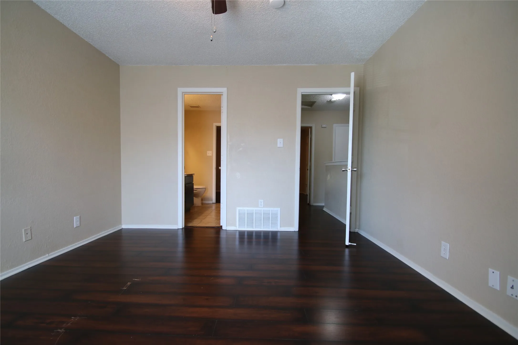 Townhouse For Rent in Tarrant County , 3732 Bonnie Drive C, Fort Worth, Texas 76116, 2 Bedroom, 2 Bathroom, Garage spaces, 1,095 Sqft, built in 1982, mls#21336309, Real Estate Agent in Fort Worth, Homes For Rent in Tarrant county, Homes For Rent in Fort Worth, Realtor in Fort Worth Texas, Real Estate Brokerage Independent Realty Texas, Luminita Cordes Realtor