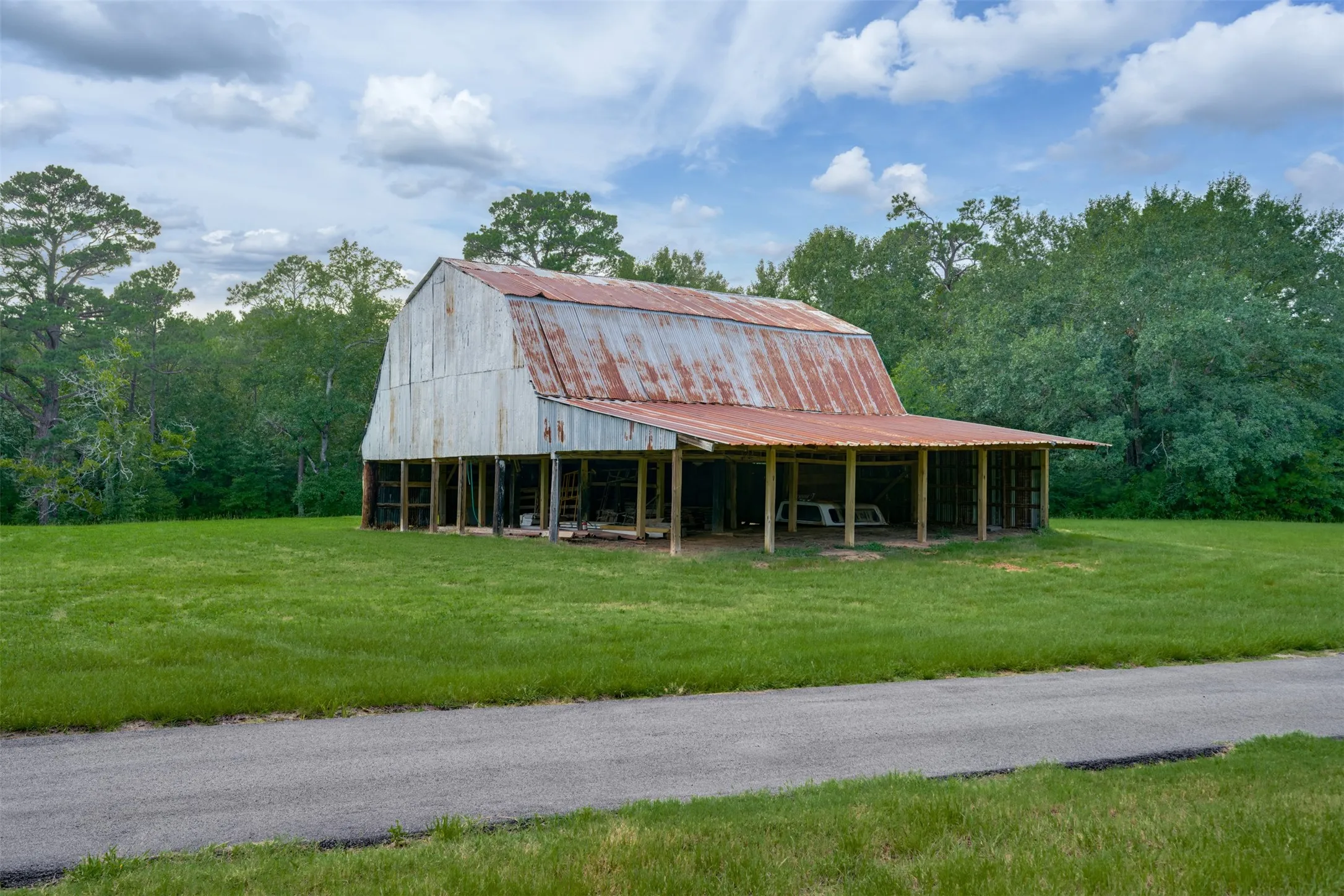 Single Family Residence For Sale in Upshur County , 6841 State Highway 154 E, Gilmer, Texas 75645, 3 Bedrooms, 3 Bathrooms, Garage spaces, 2,276 Sqft, built in 2016, Price $975,000, mls#21336611, Real Estate Agent in Gilmer, Homes For Sale in Upshur county, Homes For Sale in Gilmer, Realtor in Gilmer Texas, Real Estate Brokerage Independent Realty Texas, Luminita Cordes Realtor