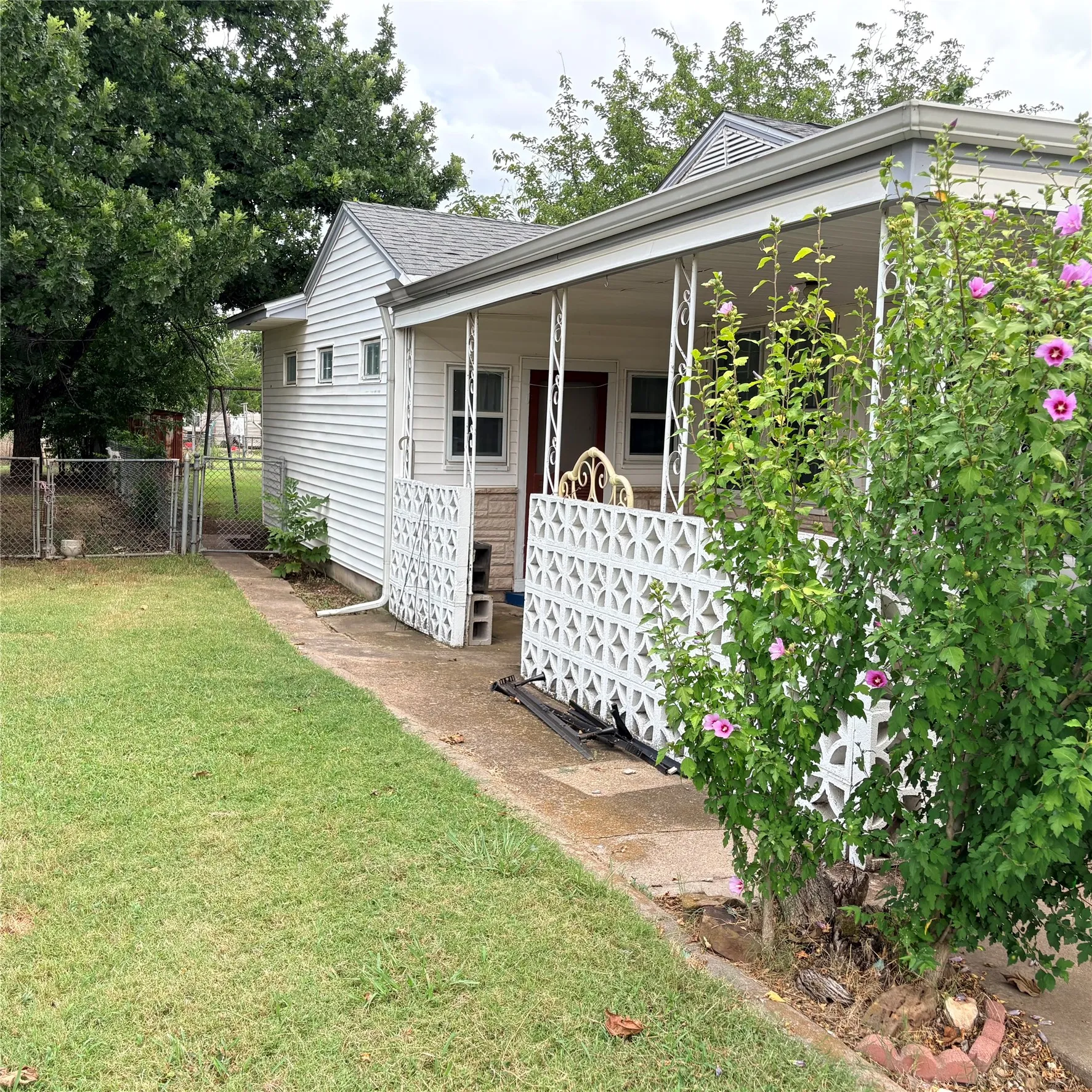 Single Family Residence For Sale in Palo Pinto County , 2101 14th Avenue, Mineral Wells, Texas 76067, 3 Bedroom, 2 Bathroom, Garage spaces, 1,388 Sqft, built in 1952, mls#21336479, Real Estate Agent in Mineral Wells, Homes For Sale in Palo Pinto county, Homes For Sale in Mineral Wells, Realtor in Mineral Wells Texas, Real Estate Brokerage Independent Realty Texas, Luminita Cordes Realtor