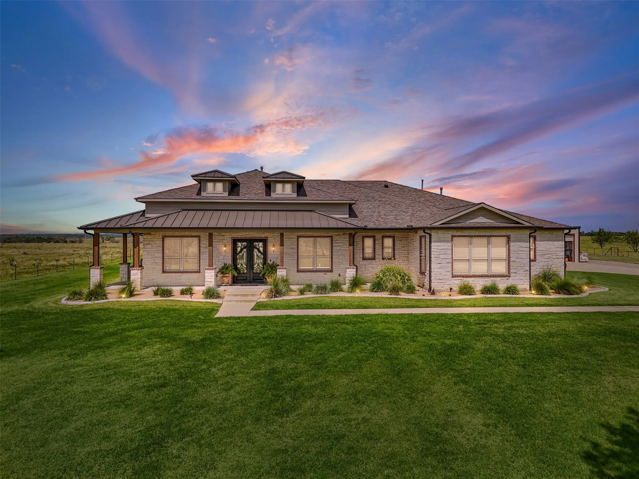 Single Family Residence For Sale in Ellis County , 511 Alsdorf Road, Ennis, Texas 75119, 3 Bedroom, 3 Bathroom, 3 Garage spaces, 3,494 Sqft, built in 2023, mls#21335662, Real Estate Agent in Ennis, Homes For Sale in Ellis county, Homes For Sale in Ennis, Realtor in Ennis Texas, Real Estate Brokerage Independent Realty Texas, Luminita Cordes Realtor