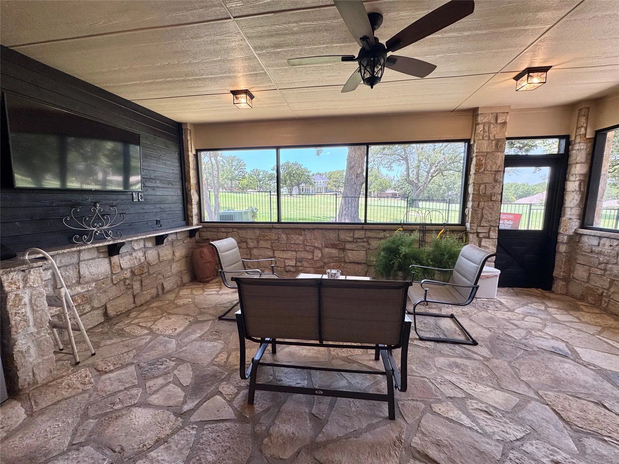 Single Family Residence For Sale in Denton County , 1908 Vintage Drive, Corinth, Texas 76210, 4 Bedroom, 3 Bathroom, 2 Garage spaces, 3,105 Sqft, built in 1990, mls#21336353, Real Estate Agent in Corinth, Homes For Sale in Denton county, Homes For Sale in Corinth, Realtor in Corinth Texas, Real Estate Brokerage Independent Realty Texas, Luminita Cordes Realtor
