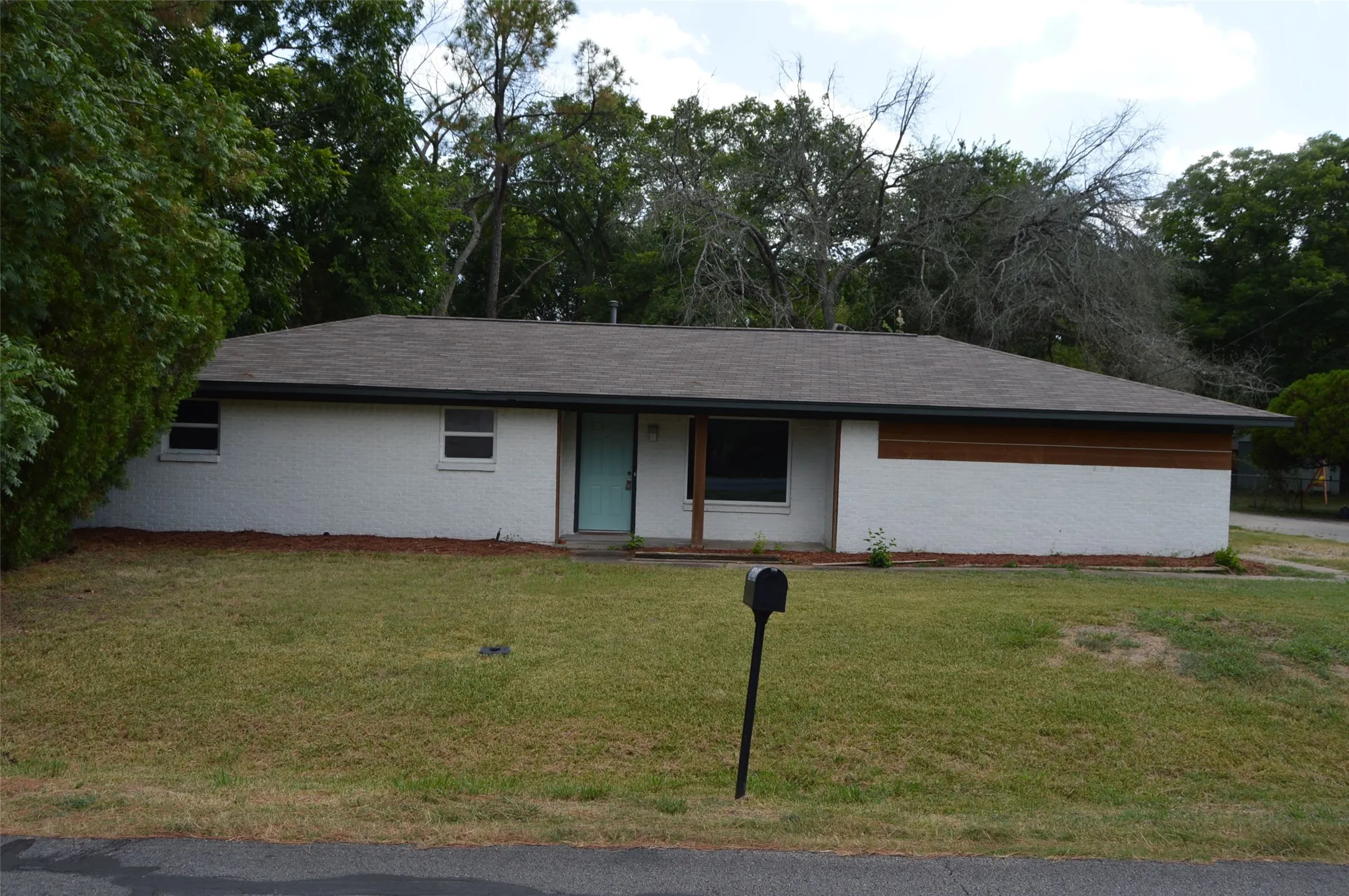 Single Family Residence For Sale in Hunt County , 501 E 2nd Street, Quinlan, Texas 75474, 3 Bedroom, 2 Bathroom, Garage spaces, 1,464 Sqft, built in 1977, Price $210,000, mls#21336664, Real Estate Agent in Quinlan, Homes For Sale in Hunt county, Homes For Sale in Quinlan, Realtor in Quinlan Texas, Real Estate Brokerage Independent Realty Texas, Luminita Cordes Realtor