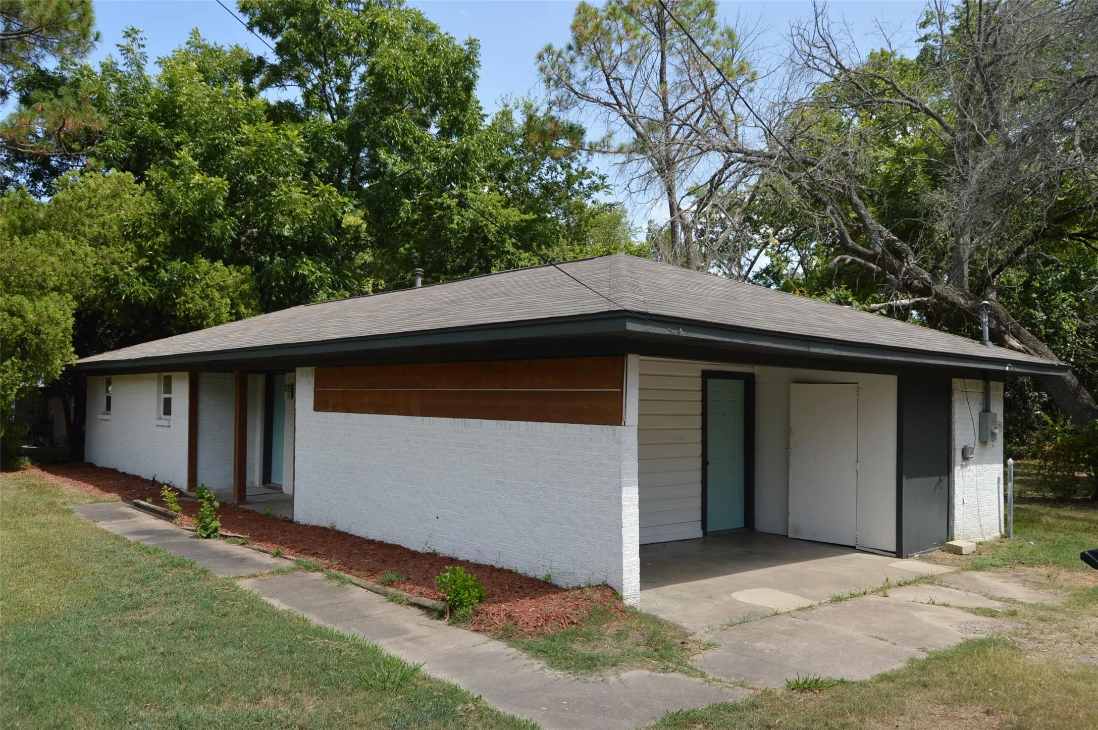 Single Family Residence For Sale in Hunt County , 501 E 2nd Street, Quinlan, Texas 75474, 3 Bedroom, 2 Bathroom, Garage spaces, 1,464 Sqft, built in 1977, Price $210,000, mls#21336664, Real Estate Agent in Quinlan, Homes For Sale in Hunt county, Homes For Sale in Quinlan, Realtor in Quinlan Texas, Real Estate Brokerage Independent Realty Texas, Luminita Cordes Realtor