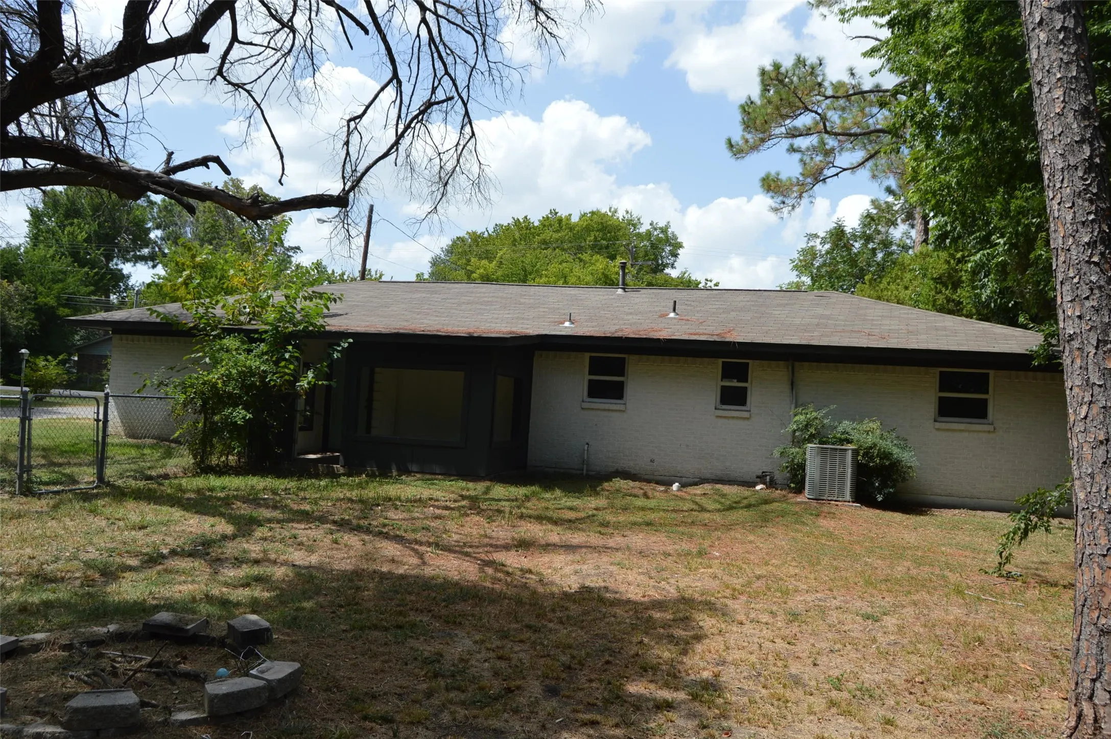 Single Family Residence For Sale in Hunt County , 501 E 2nd Street, Quinlan, Texas 75474, 3 Bedroom, 2 Bathroom, Garage spaces, 1,464 Sqft, built in 1977, Price $210,000, mls#21336664, Real Estate Agent in Quinlan, Homes For Sale in Hunt county, Homes For Sale in Quinlan, Realtor in Quinlan Texas, Real Estate Brokerage Independent Realty Texas, Luminita Cordes Realtor