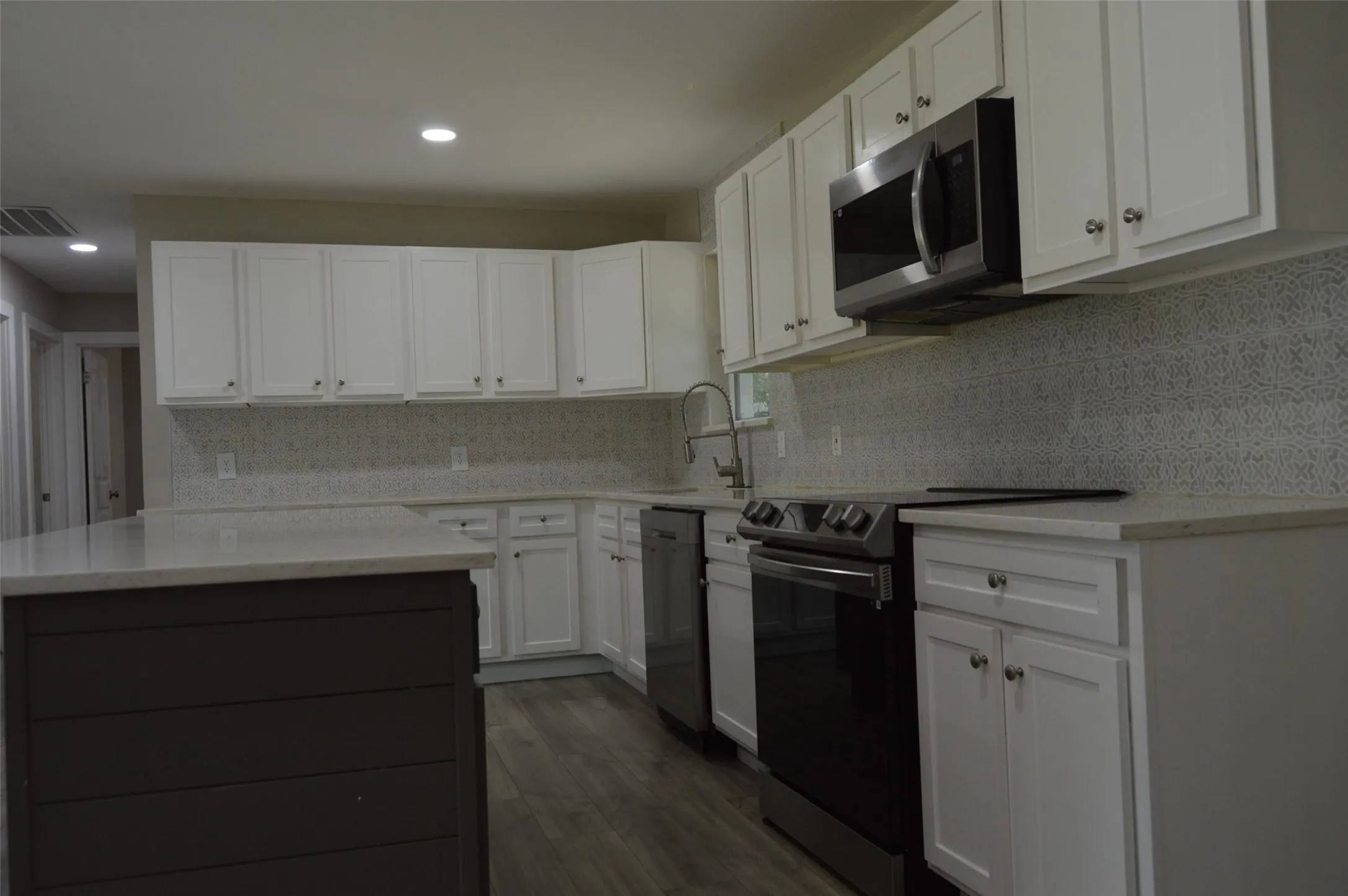 Single Family Residence For Sale in Hunt County , 501 E 2nd Street, Quinlan, Texas 75474, 3 Bedroom, 2 Bathroom, Garage spaces, 1,464 Sqft, built in 1977, Price $210,000, mls#21336664, Real Estate Agent in Quinlan, Homes For Sale in Hunt county, Homes For Sale in Quinlan, Realtor in Quinlan Texas, Real Estate Brokerage Independent Realty Texas, Luminita Cordes Realtor