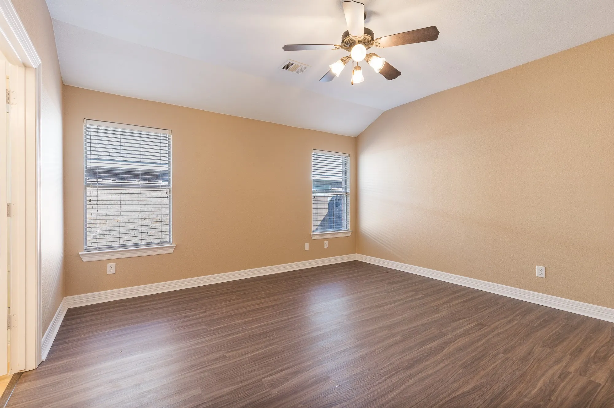 Single Family Residence For Rent in Denton County , 1617 Nighthawk Drive, Little Elm, Texas 75068, 4 Bedroom, 2 Bathroom, 2 Garage spaces, 2,160 Sqft, built in 2006, mls#21336686, Real Estate Agent in Little Elm, Homes For Rent in Denton county, Homes For Rent in Little Elm, Realtor in Little Elm Texas, Real Estate Brokerage Independent Realty Texas, Luminita Cordes Realtor