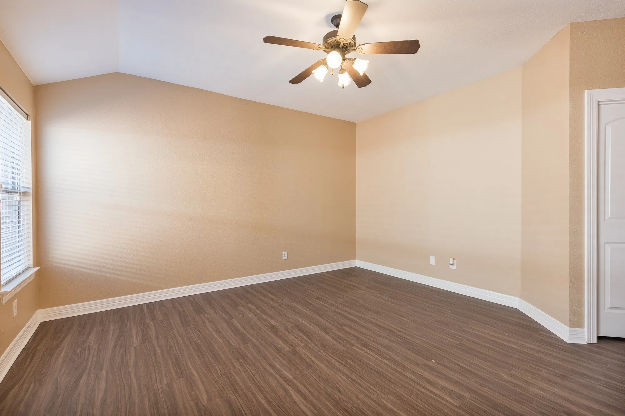 Single Family Residence For Rent in Denton County , 1617 Nighthawk Drive, Little Elm, Texas 75068, 4 Bedroom, 2 Bathroom, 2 Garage spaces, 2,160 Sqft, built in 2006, mls#21336686, Real Estate Agent in Little Elm, Homes For Rent in Denton county, Homes For Rent in Little Elm, Realtor in Little Elm Texas, Real Estate Brokerage Independent Realty Texas, Luminita Cordes Realtor