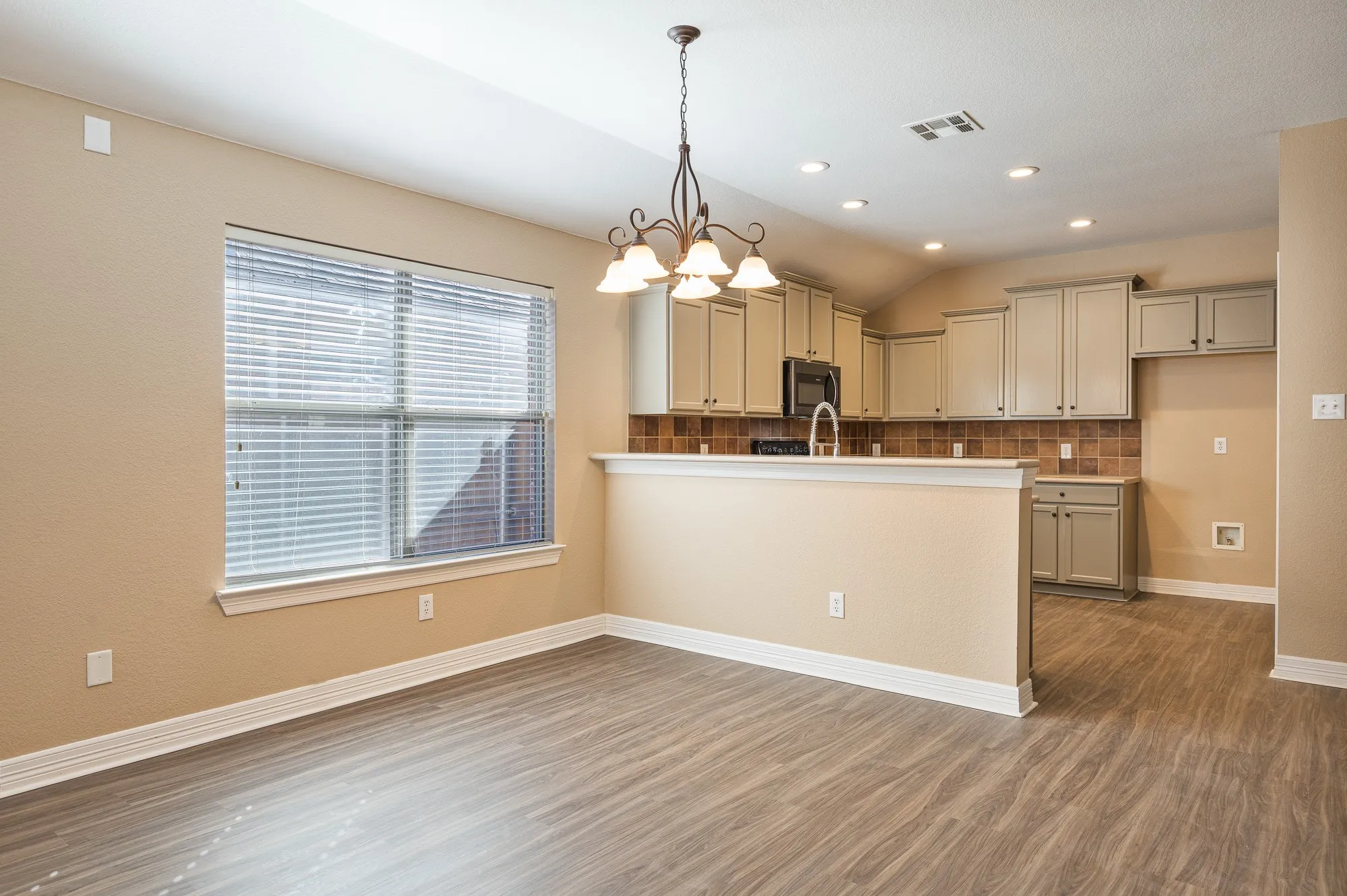 Single Family Residence For Rent in Denton County , 1617 Nighthawk Drive, Little Elm, Texas 75068, 4 Bedroom, 2 Bathroom, 2 Garage spaces, 2,160 Sqft, built in 2006, mls#21336686, Real Estate Agent in Little Elm, Homes For Rent in Denton county, Homes For Rent in Little Elm, Realtor in Little Elm Texas, Real Estate Brokerage Independent Realty Texas, Luminita Cordes Realtor