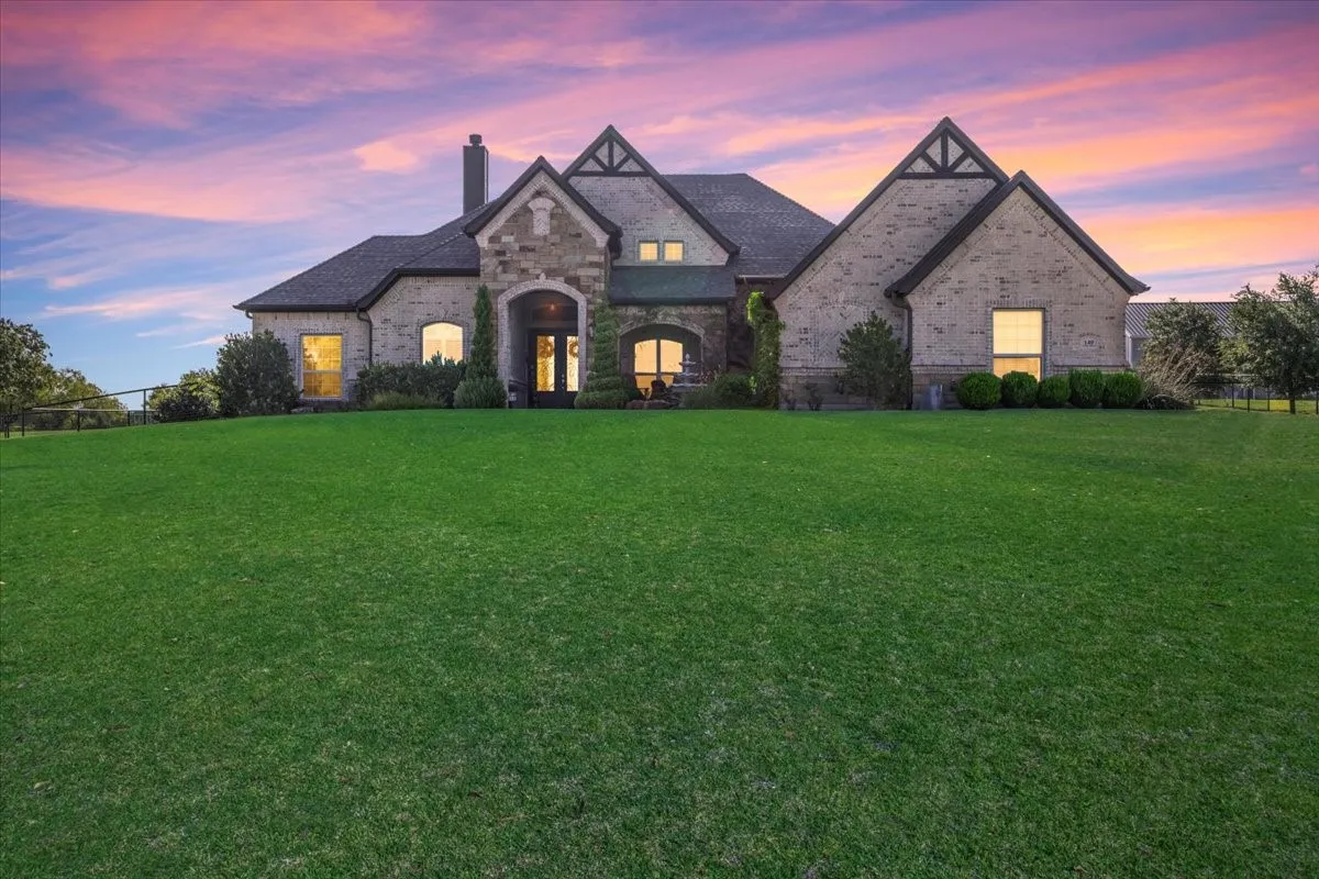 Single Family Residence For Sale in Wise County , 140 Lucky Ridge Lane, Boyd, Texas 76023, 4 Bedroom, 3 Bathroom, 2 Garage spaces, 2,646 Sqft, built in 2018, mls#21332118, Real Estate Agent in Boyd, Homes For Sale in Wise county, Homes For Sale in Boyd, Realtor in Boyd Texas, Real Estate Brokerage Independent Realty Texas, Luminita Cordes Realtor
