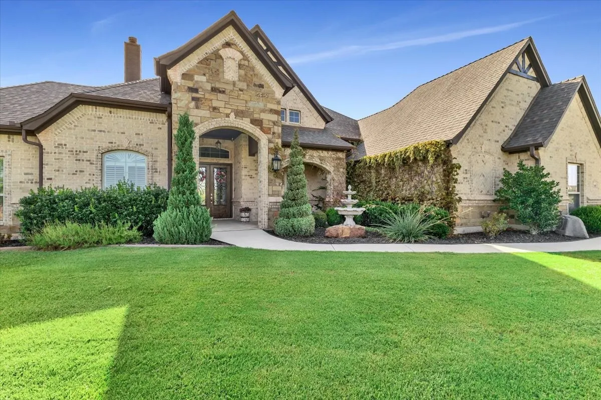 Single Family Residence For Sale in Wise County , 140 Lucky Ridge Lane, Boyd, Texas 76023, 4 Bedroom, 3 Bathroom, 2 Garage spaces, 2,646 Sqft, built in 2018, mls#21332118, Real Estate Agent in Boyd, Homes For Sale in Wise county, Homes For Sale in Boyd, Realtor in Boyd Texas, Real Estate Brokerage Independent Realty Texas, Luminita Cordes Realtor