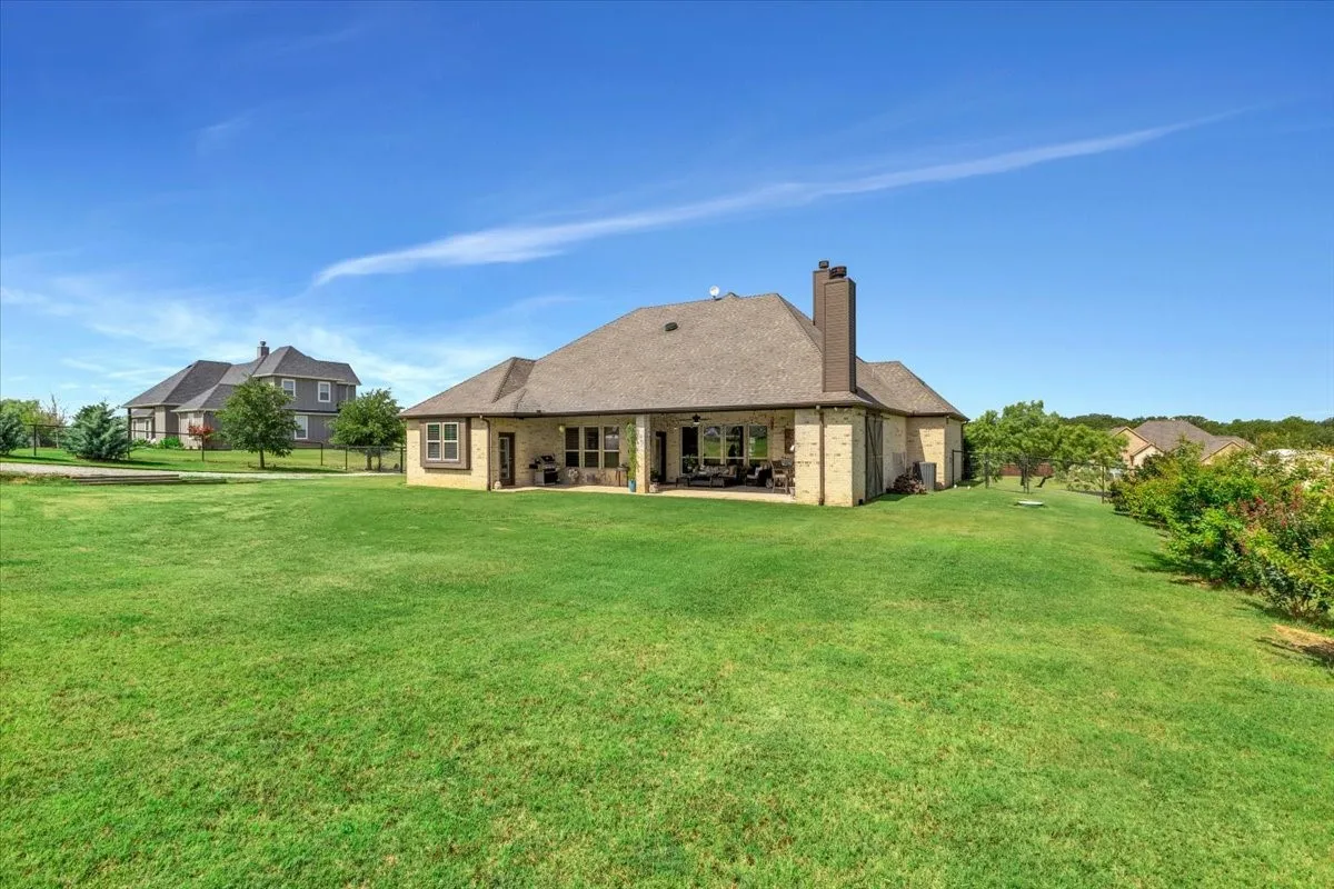 Single Family Residence For Sale in Wise County , 140 Lucky Ridge Lane, Boyd, Texas 76023, 4 Bedroom, 3 Bathroom, 2 Garage spaces, 2,646 Sqft, built in 2018, mls#21332118, Real Estate Agent in Boyd, Homes For Sale in Wise county, Homes For Sale in Boyd, Realtor in Boyd Texas, Real Estate Brokerage Independent Realty Texas, Luminita Cordes Realtor