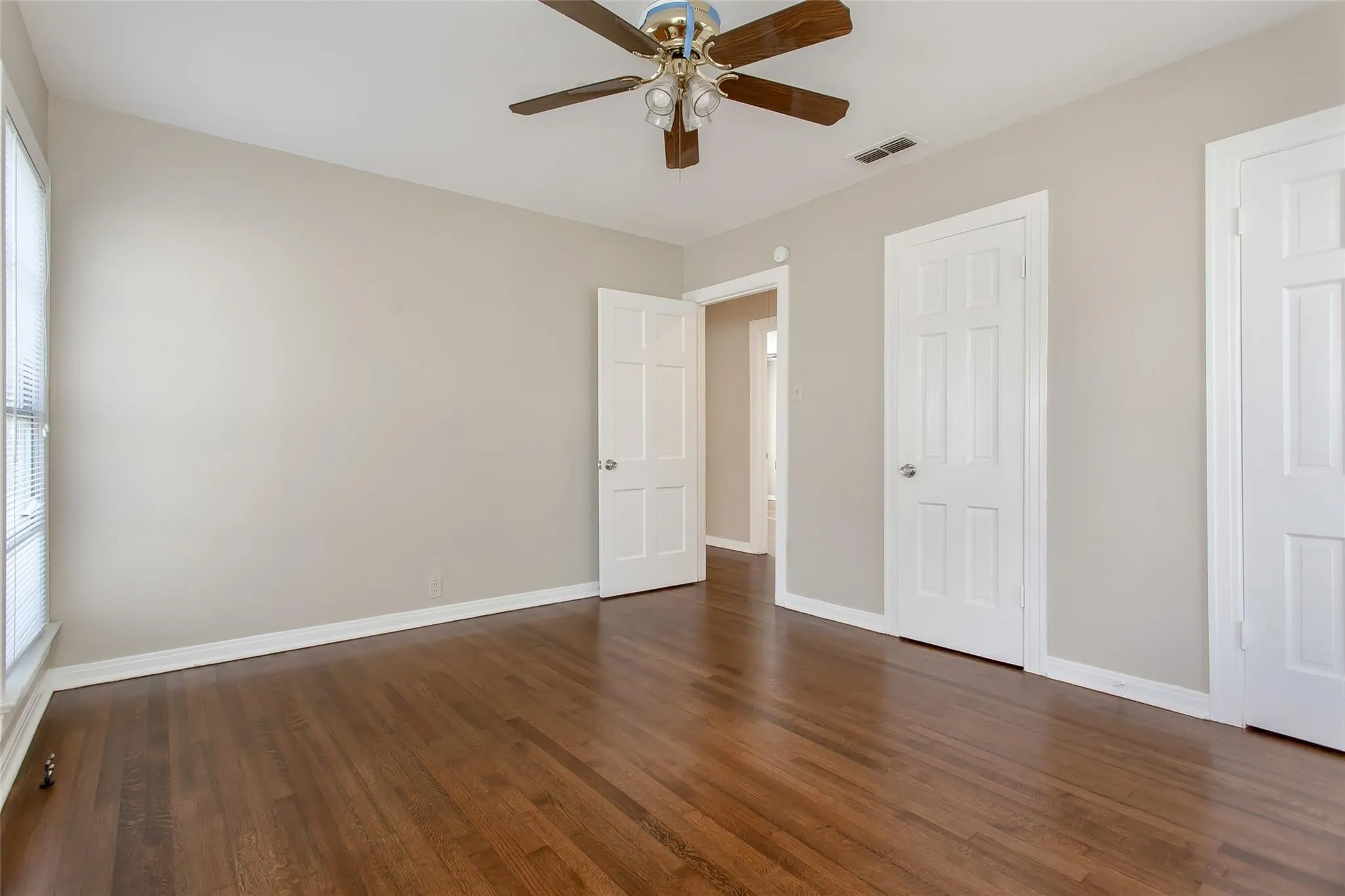 Single Family Residence For Rent in Dallas County , 5829 E MOCKINGBIRD Lane, Dallas, Texas 75206, 2 Bedroom, 1 Bathroom, Garage spaces, 1,127 Sqft, built in 1942, Price $2,395, mls#21336703, Real Estate Agent in Dallas, Homes For Rent in Dallas county, Homes For Rent in Dallas, Realtor in Dallas Texas, Real Estate Brokerage Independent Realty Texas, Luminita Cordes Realtor