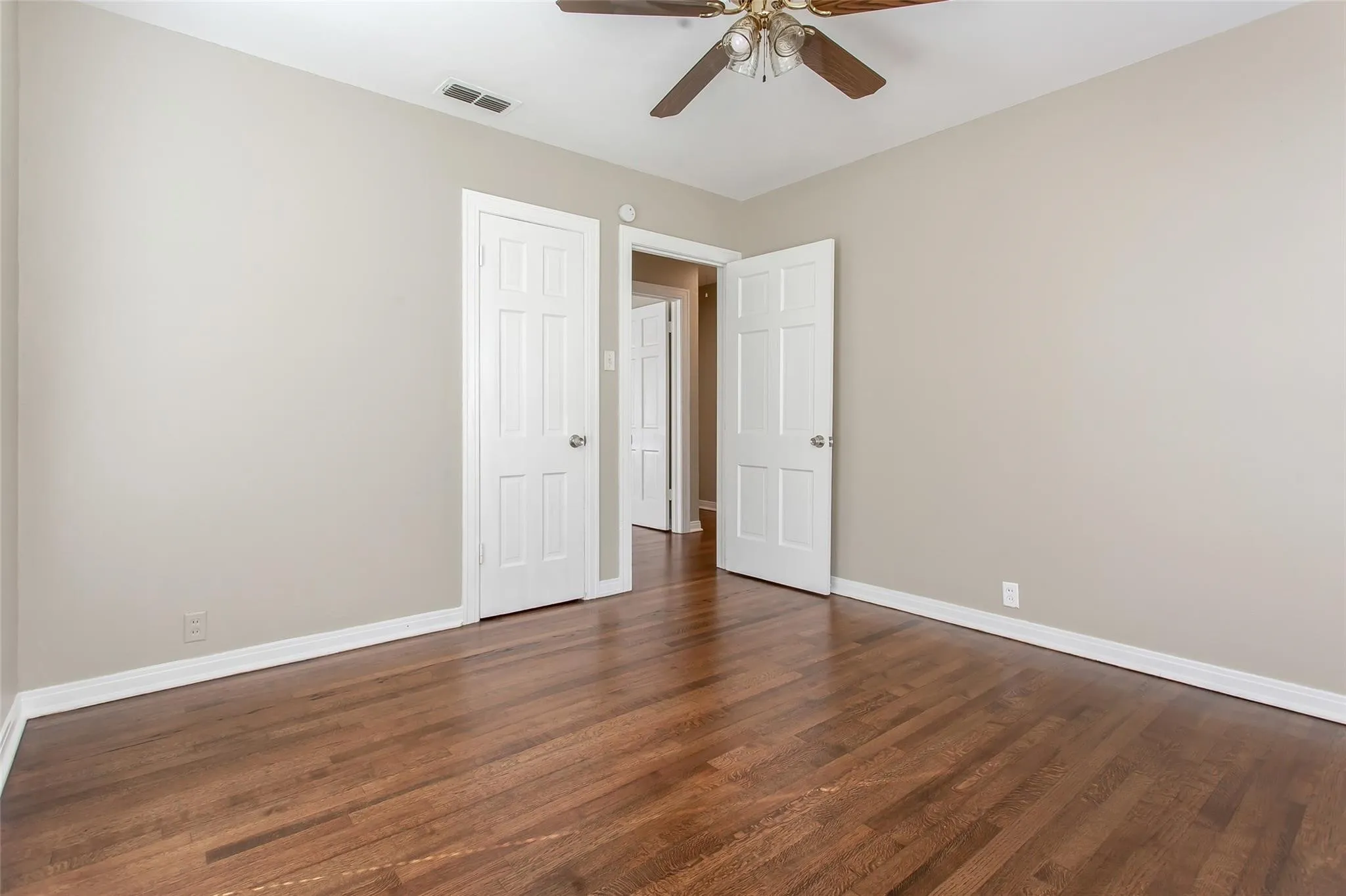 Single Family Residence For Rent in Dallas County , 5829 E MOCKINGBIRD Lane, Dallas, Texas 75206, 2 Bedroom, 1 Bathroom, Garage spaces, 1,127 Sqft, built in 1942, Price $2,395, mls#21336703, Real Estate Agent in Dallas, Homes For Rent in Dallas county, Homes For Rent in Dallas, Realtor in Dallas Texas, Real Estate Brokerage Independent Realty Texas, Luminita Cordes Realtor