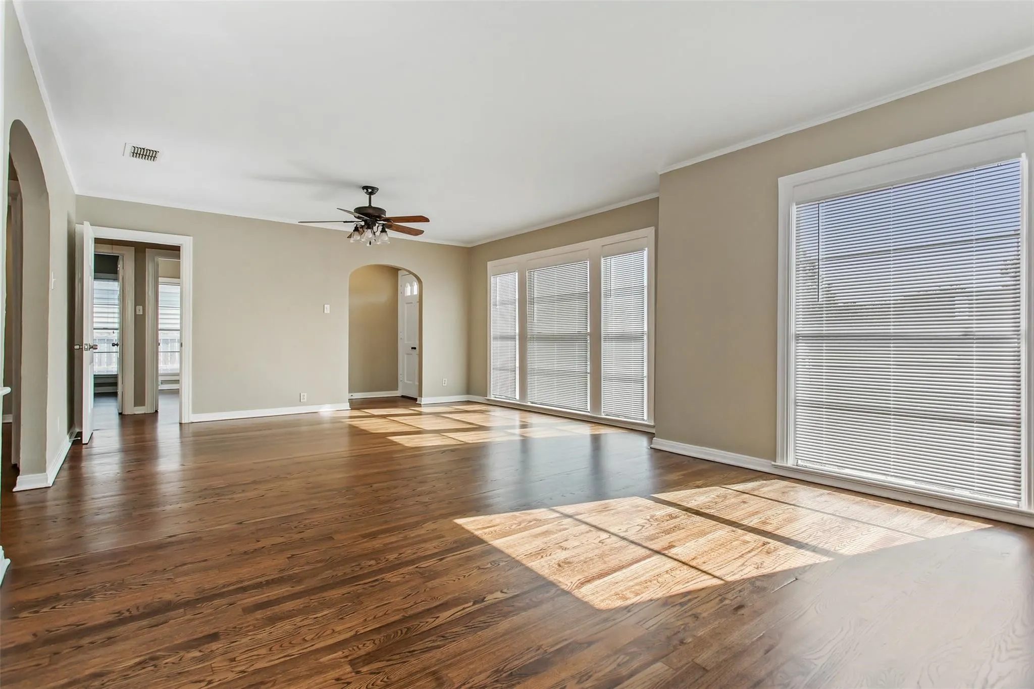 Single Family Residence For Rent in Dallas County , 5829 E MOCKINGBIRD Lane, Dallas, Texas 75206, 2 Bedroom, 1 Bathroom, Garage spaces, 1,127 Sqft, built in 1942, Price $2,395, mls#21336703, Real Estate Agent in Dallas, Homes For Rent in Dallas county, Homes For Rent in Dallas, Realtor in Dallas Texas, Real Estate Brokerage Independent Realty Texas, Luminita Cordes Realtor