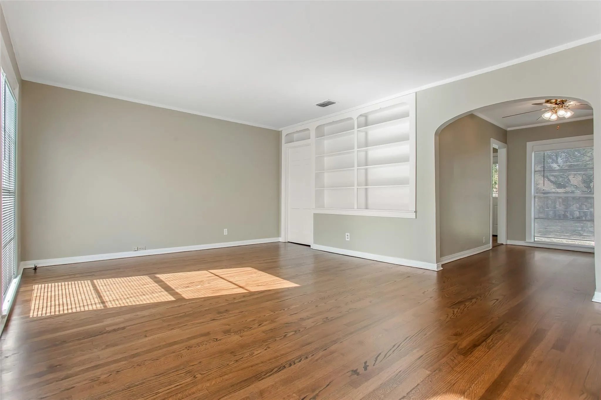 Single Family Residence For Rent in Dallas County , 5829 E MOCKINGBIRD Lane, Dallas, Texas 75206, 2 Bedroom, 1 Bathroom, Garage spaces, 1,127 Sqft, built in 1942, Price $2,395, mls#21336703, Real Estate Agent in Dallas, Homes For Rent in Dallas county, Homes For Rent in Dallas, Realtor in Dallas Texas, Real Estate Brokerage Independent Realty Texas, Luminita Cordes Realtor