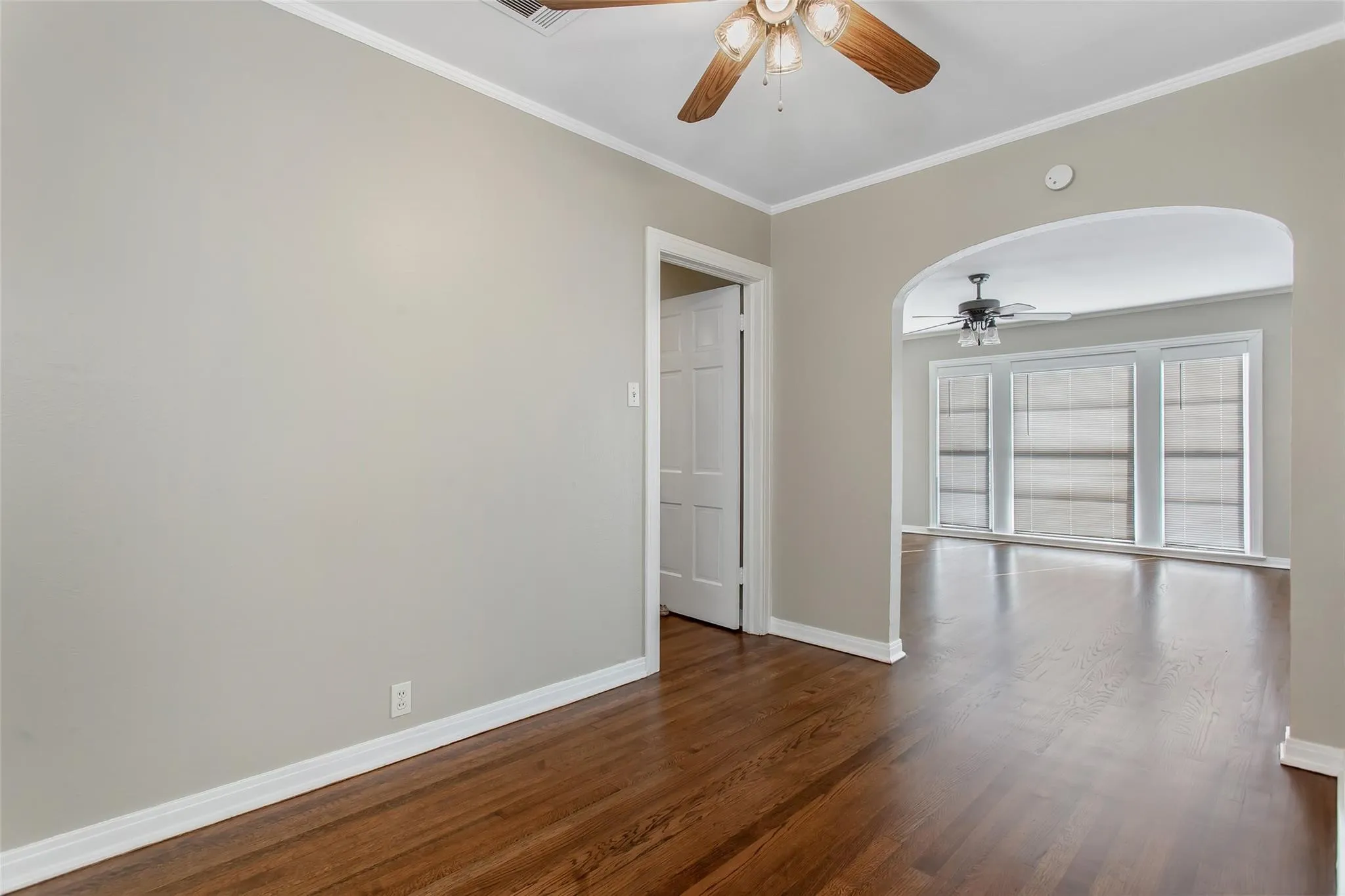 Single Family Residence For Rent in Dallas County , 5829 E MOCKINGBIRD Lane, Dallas, Texas 75206, 2 Bedroom, 1 Bathroom, Garage spaces, 1,127 Sqft, built in 1942, Price $2,395, mls#21336703, Real Estate Agent in Dallas, Homes For Rent in Dallas county, Homes For Rent in Dallas, Realtor in Dallas Texas, Real Estate Brokerage Independent Realty Texas, Luminita Cordes Realtor