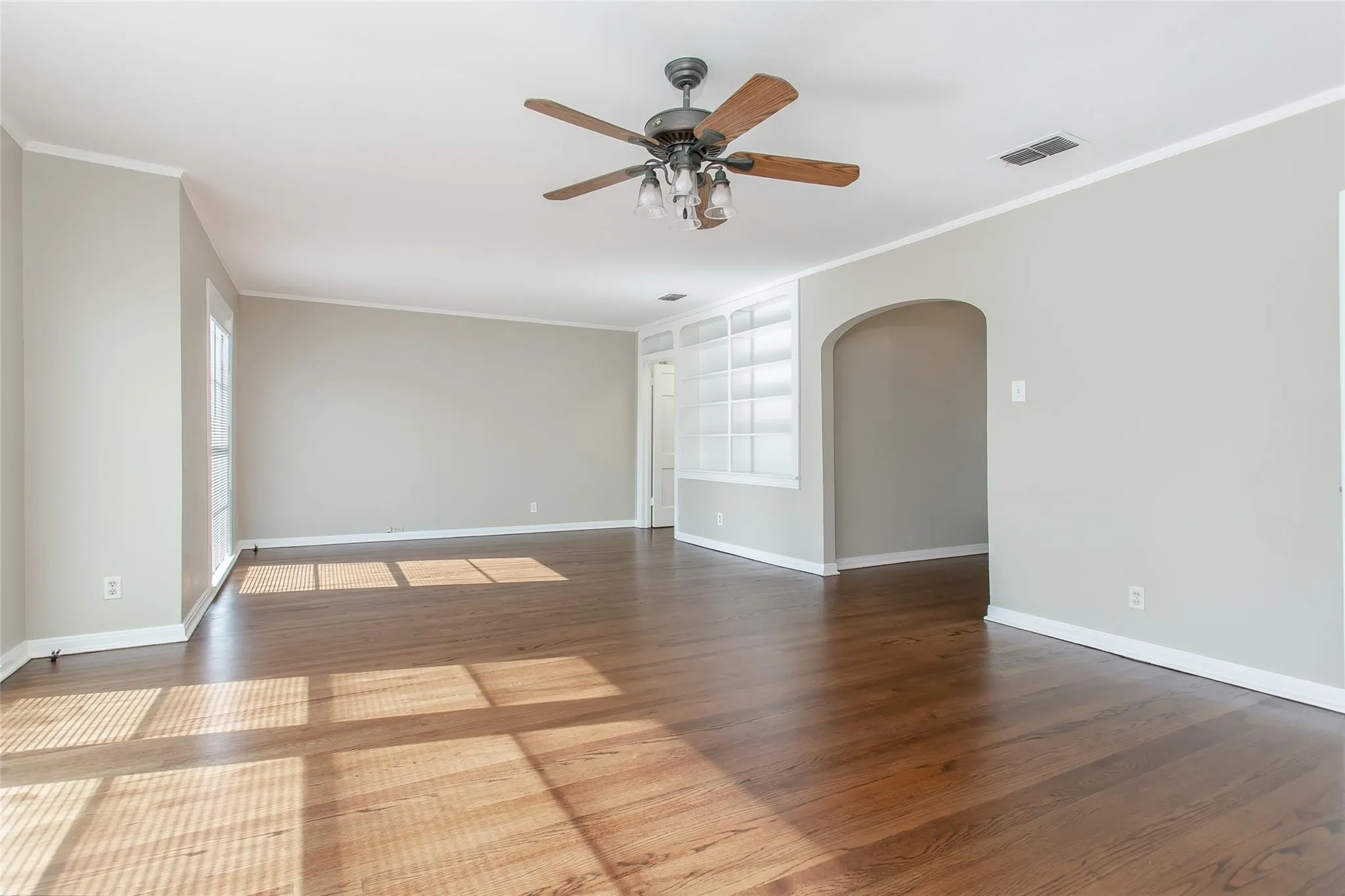 Single Family Residence For Rent in Dallas County , 5829 E MOCKINGBIRD Lane, Dallas, Texas 75206, 2 Bedroom, 1 Bathroom, Garage spaces, 1,127 Sqft, built in 1942, Price $2,395, mls#21336703, Real Estate Agent in Dallas, Homes For Rent in Dallas county, Homes For Rent in Dallas, Realtor in Dallas Texas, Real Estate Brokerage Independent Realty Texas, Luminita Cordes Realtor