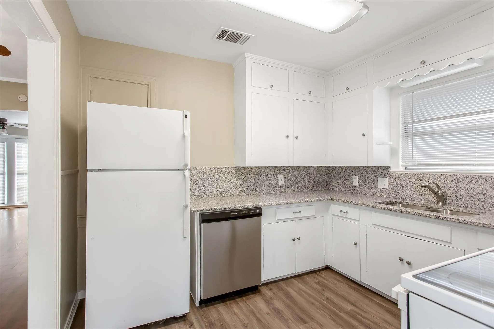 Single Family Residence For Rent in Dallas County , 5829 E MOCKINGBIRD Lane, Dallas, Texas 75206, 2 Bedroom, 1 Bathroom, Garage spaces, 1,127 Sqft, built in 1942, Price $2,395, mls#21336703, Real Estate Agent in Dallas, Homes For Rent in Dallas county, Homes For Rent in Dallas, Realtor in Dallas Texas, Real Estate Brokerage Independent Realty Texas, Luminita Cordes Realtor