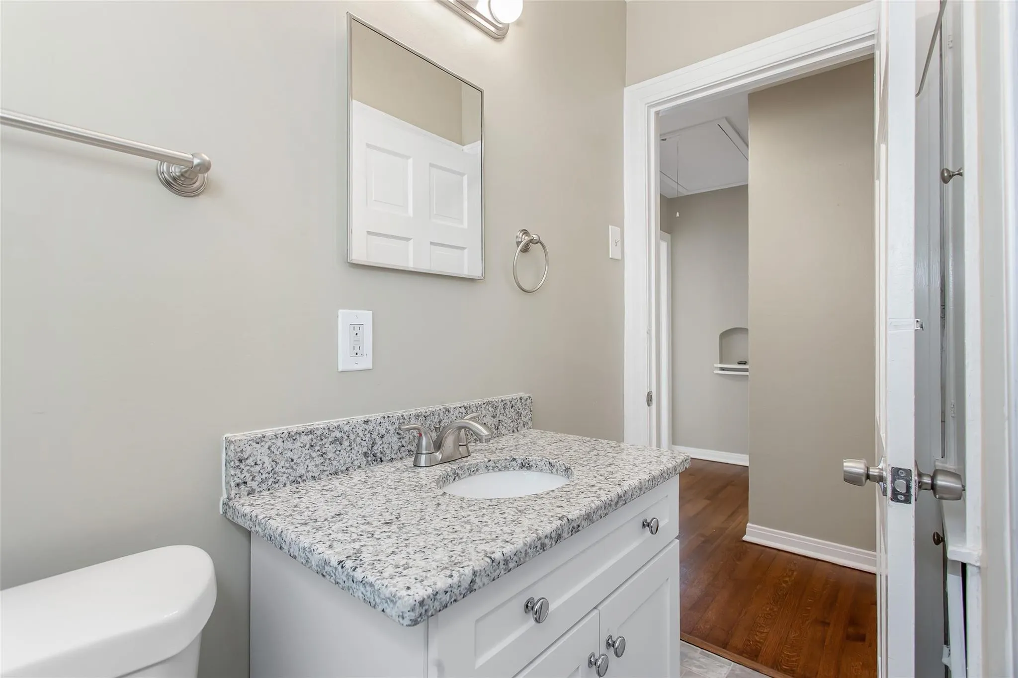 Single Family Residence For Rent in Dallas County , 5829 E MOCKINGBIRD Lane, Dallas, Texas 75206, 2 Bedroom, 1 Bathroom, Garage spaces, 1,127 Sqft, built in 1942, Price $2,395, mls#21336703, Real Estate Agent in Dallas, Homes For Rent in Dallas county, Homes For Rent in Dallas, Realtor in Dallas Texas, Real Estate Brokerage Independent Realty Texas, Luminita Cordes Realtor