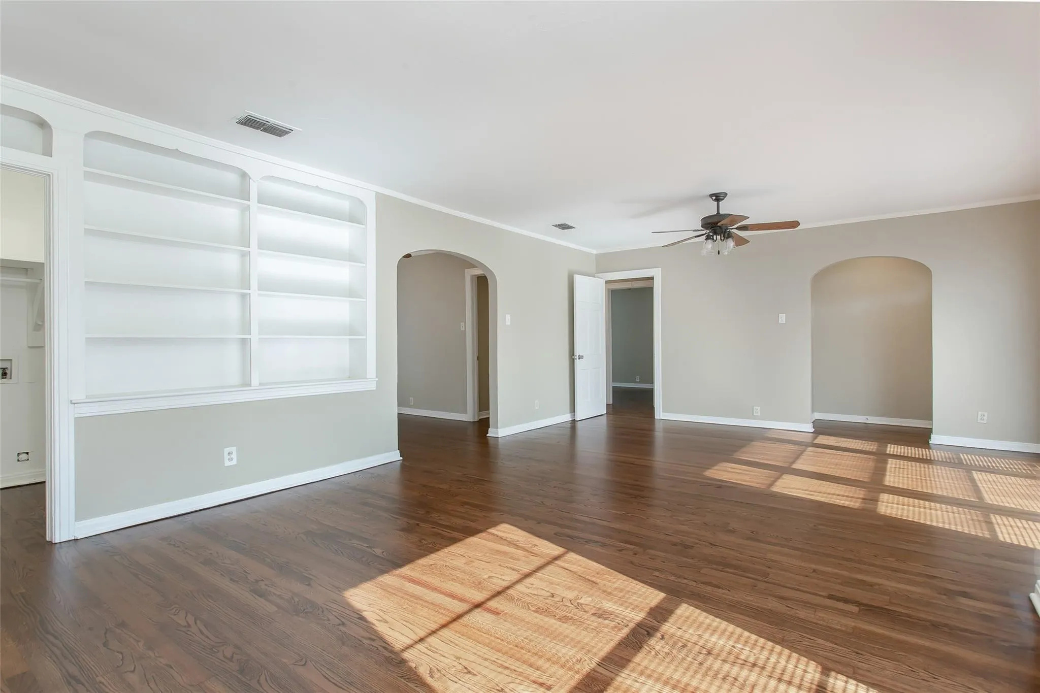 Single Family Residence For Rent in Dallas County , 5829 E MOCKINGBIRD Lane, Dallas, Texas 75206, 2 Bedroom, 1 Bathroom, Garage spaces, 1,127 Sqft, built in 1942, Price $2,395, mls#21336703, Real Estate Agent in Dallas, Homes For Rent in Dallas county, Homes For Rent in Dallas, Realtor in Dallas Texas, Real Estate Brokerage Independent Realty Texas, Luminita Cordes Realtor