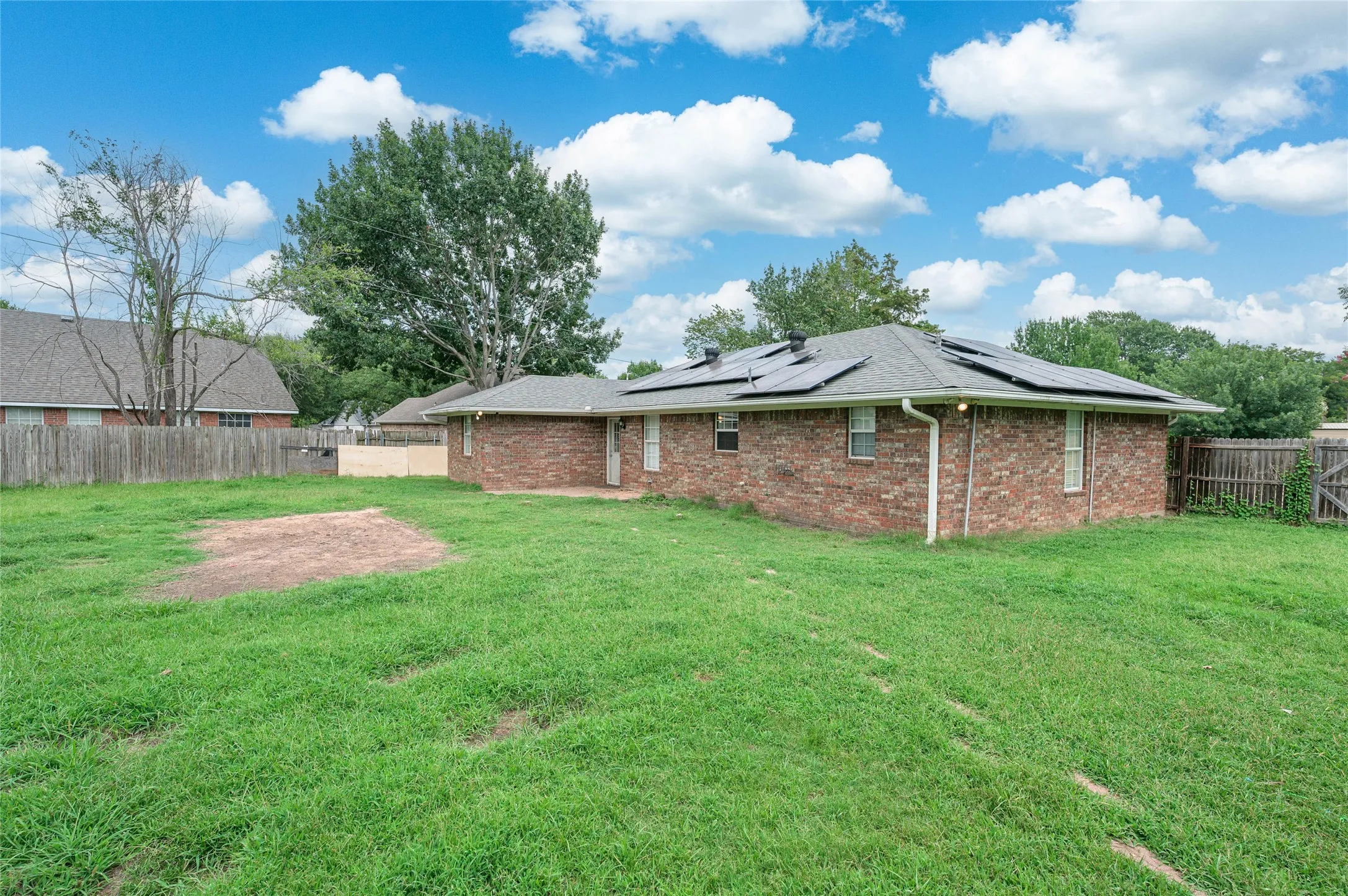 Single Family Residence For Sale in Fannin County , 2205 Canyon Circle, Bonham, Texas 75418, 3 Bedroom, 2 Bathroom, 2 Garage spaces, 1,738 Sqft, built in 1996, Price $255,000, mls#21336720, Real Estate Agent in Bonham, Homes For Sale in Fannin county, Homes For Sale in Bonham, Realtor in Bonham Texas, Real Estate Brokerage Independent Realty Texas, Luminita Cordes Realtor