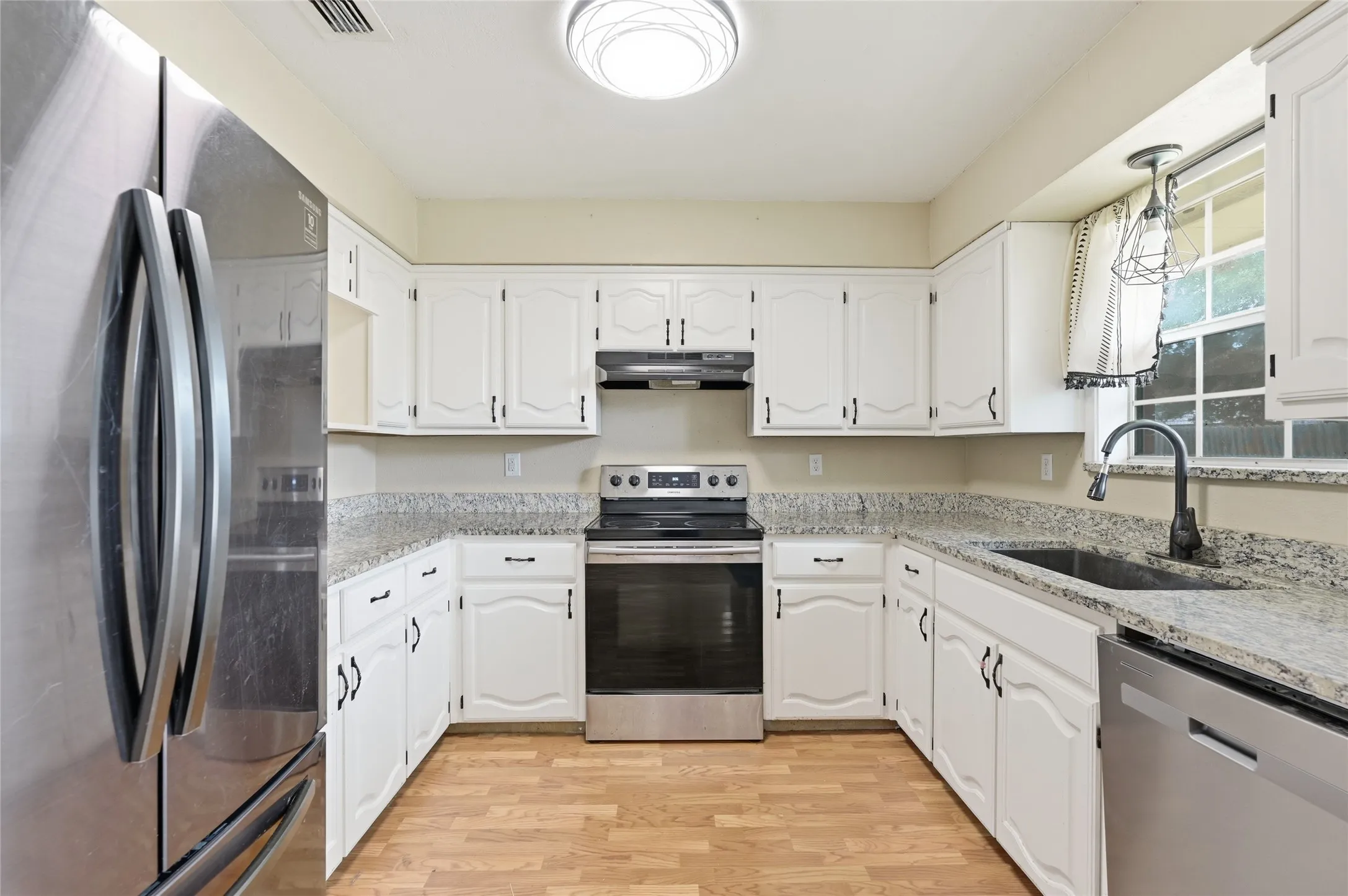 Single Family Residence For Sale in Fannin County , 2205 Canyon Circle, Bonham, Texas 75418, 3 Bedroom, 2 Bathroom, 2 Garage spaces, 1,738 Sqft, built in 1996, Price $255,000, mls#21336720, Real Estate Agent in Bonham, Homes For Sale in Fannin county, Homes For Sale in Bonham, Realtor in Bonham Texas, Real Estate Brokerage Independent Realty Texas, Luminita Cordes Realtor