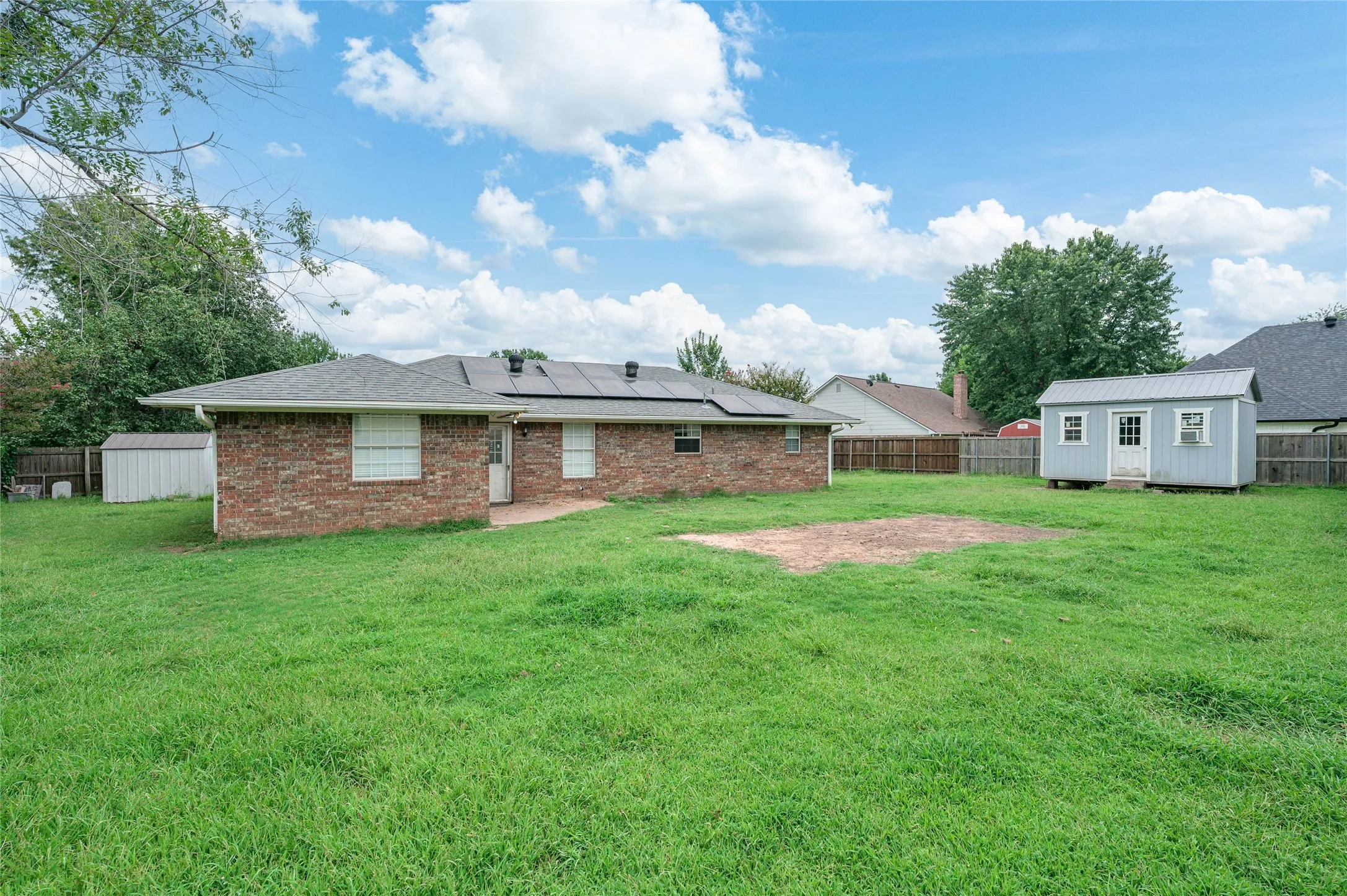 Single Family Residence For Sale in Fannin County , 2205 Canyon Circle, Bonham, Texas 75418, 3 Bedroom, 2 Bathroom, 2 Garage spaces, 1,738 Sqft, built in 1996, Price $255,000, mls#21336720, Real Estate Agent in Bonham, Homes For Sale in Fannin county, Homes For Sale in Bonham, Realtor in Bonham Texas, Real Estate Brokerage Independent Realty Texas, Luminita Cordes Realtor
