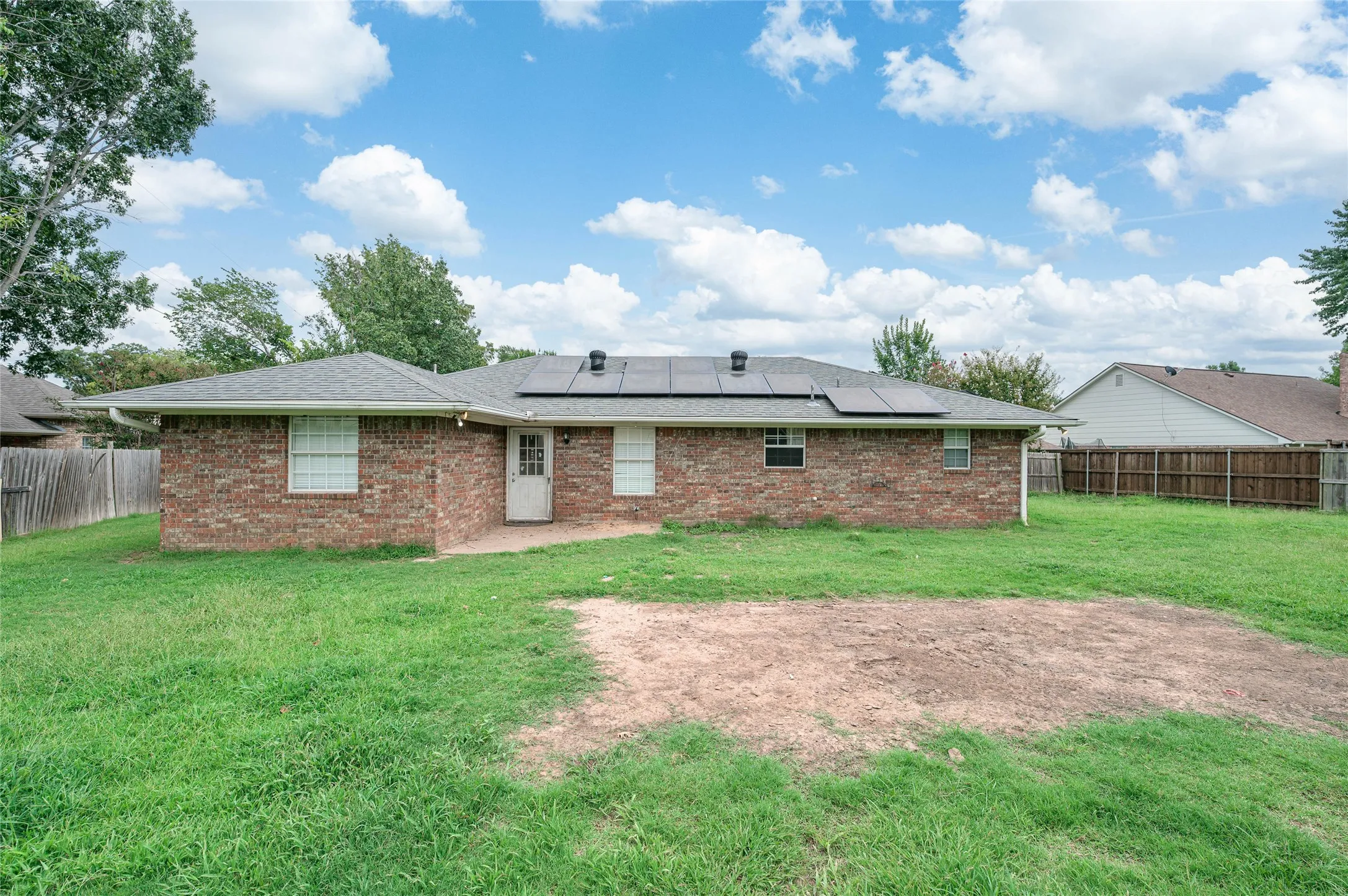 Single Family Residence For Sale in Fannin County , 2205 Canyon Circle, Bonham, Texas 75418, 3 Bedroom, 2 Bathroom, 2 Garage spaces, 1,738 Sqft, built in 1996, Price $255,000, mls#21336720, Real Estate Agent in Bonham, Homes For Sale in Fannin county, Homes For Sale in Bonham, Realtor in Bonham Texas, Real Estate Brokerage Independent Realty Texas, Luminita Cordes Realtor