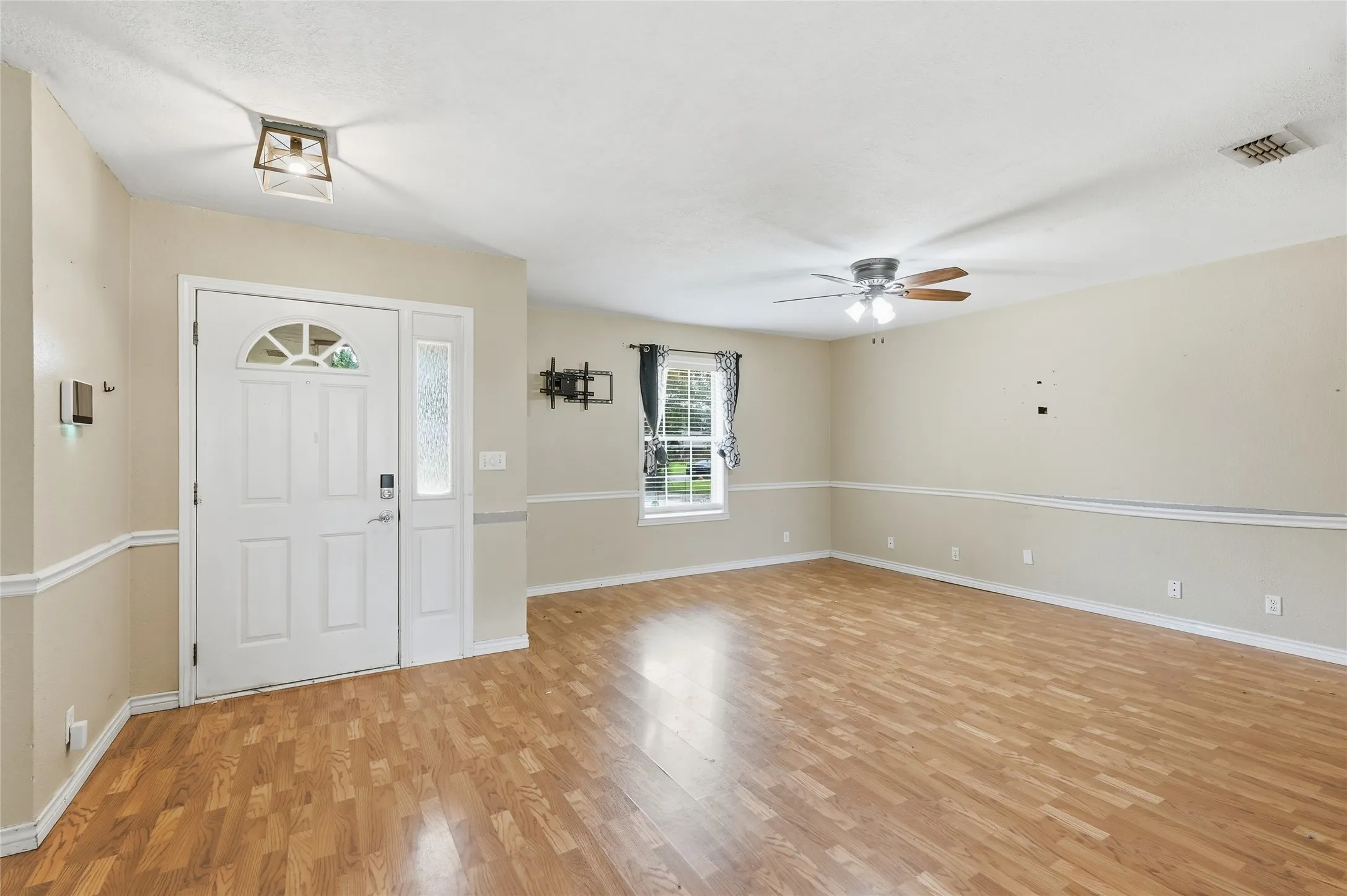 Single Family Residence For Sale in Fannin County , 2205 Canyon Circle, Bonham, Texas 75418, 3 Bedroom, 2 Bathroom, 2 Garage spaces, 1,738 Sqft, built in 1996, Price $255,000, mls#21336720, Real Estate Agent in Bonham, Homes For Sale in Fannin county, Homes For Sale in Bonham, Realtor in Bonham Texas, Real Estate Brokerage Independent Realty Texas, Luminita Cordes Realtor