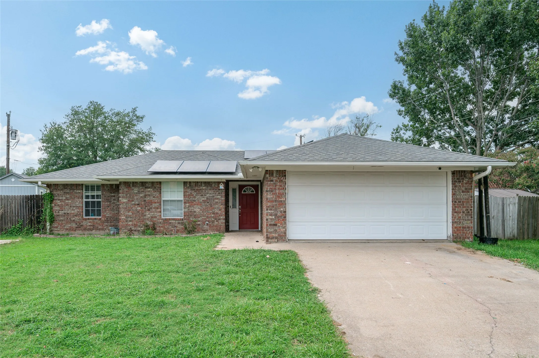 Single Family Residence For Sale in Fannin County , 2205 Canyon Circle, Bonham, Texas 75418, 3 Bedroom, 2 Bathroom, 2 Garage spaces, 1,738 Sqft, built in 1996, Price $255,000, mls#21336720, Real Estate Agent in Bonham, Homes For Sale in Fannin county, Homes For Sale in Bonham, Realtor in Bonham Texas, Real Estate Brokerage Independent Realty Texas, Luminita Cordes Realtor