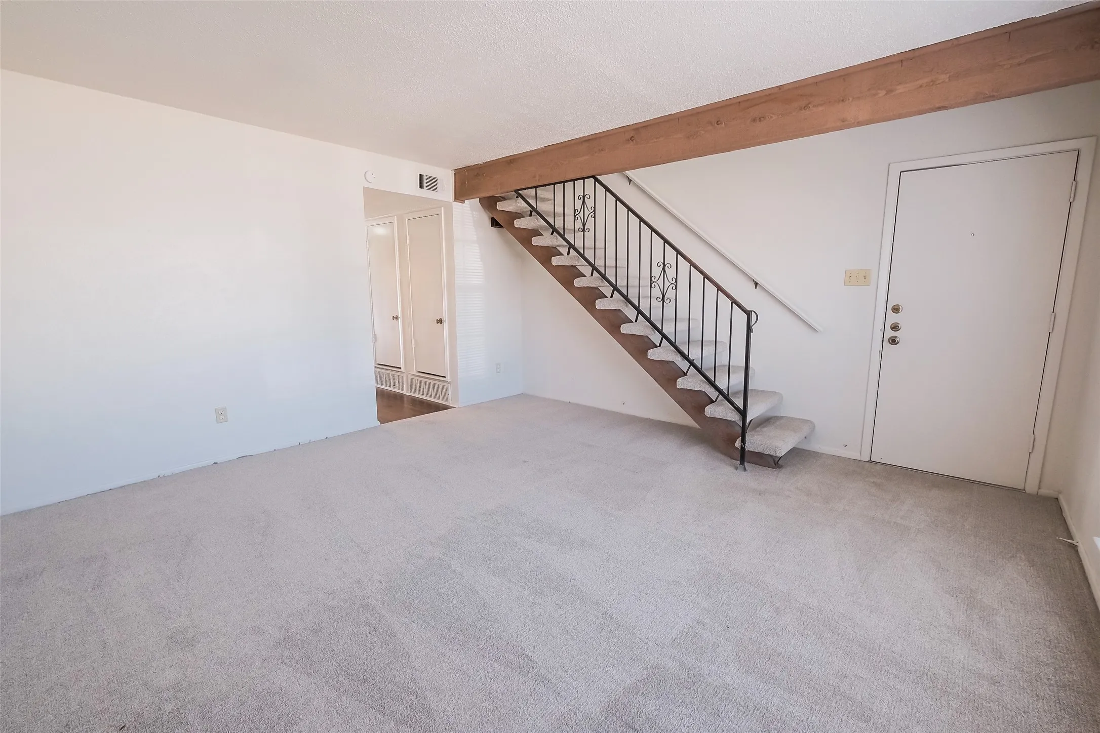 Apartment For Rent in Tarrant County , 6317 Granbury Road 6321, Fort Worth, Texas 76133, 2 Bedroom, 2 Bathroom, Garage spaces, 1,357 Sqft, built in 1969, mls#21336723, Real Estate Agent in Fort Worth, Homes For Rent in Tarrant county, Homes For Rent in Fort Worth, Realtor in Fort Worth Texas, Real Estate Brokerage Independent Realty Texas, Luminita Cordes Realtor