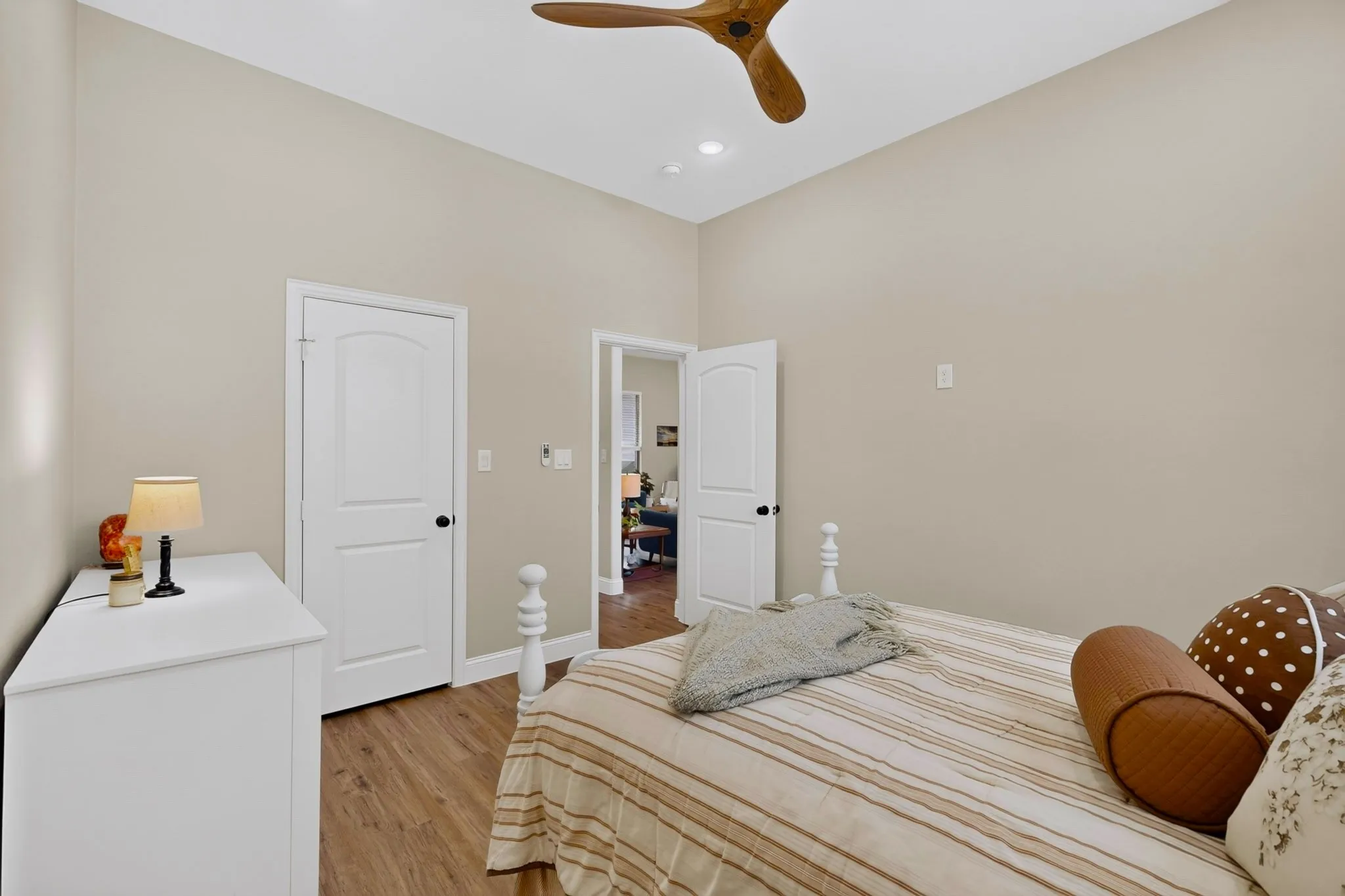 This west-bedroom wing could easily be secluded by adding a large sliding barn door to the hallway, next to the foyer.  Especially if adults stay up later than the littles.
