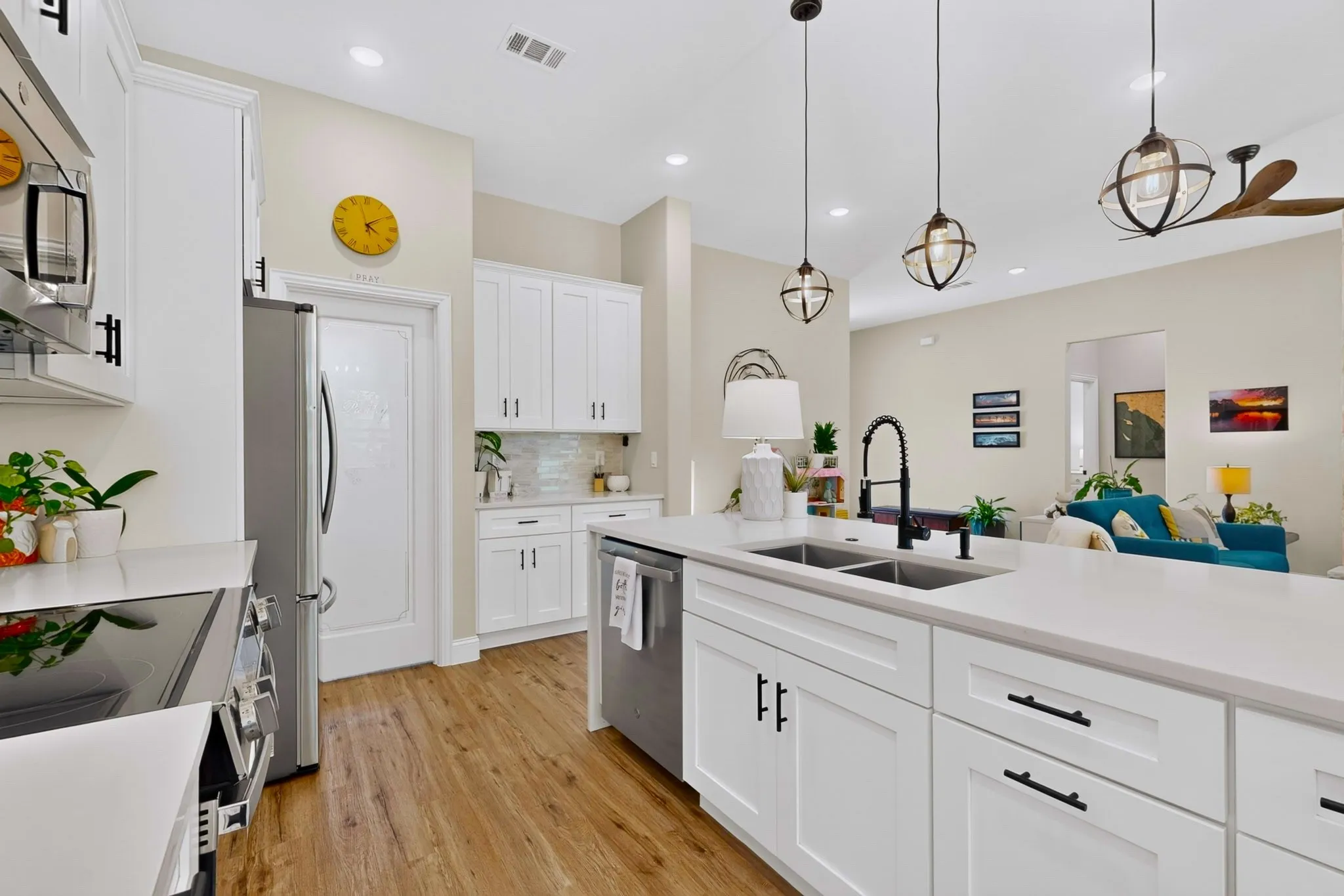 This timeless kitchen gleams from every angle: with many hidden surprises.