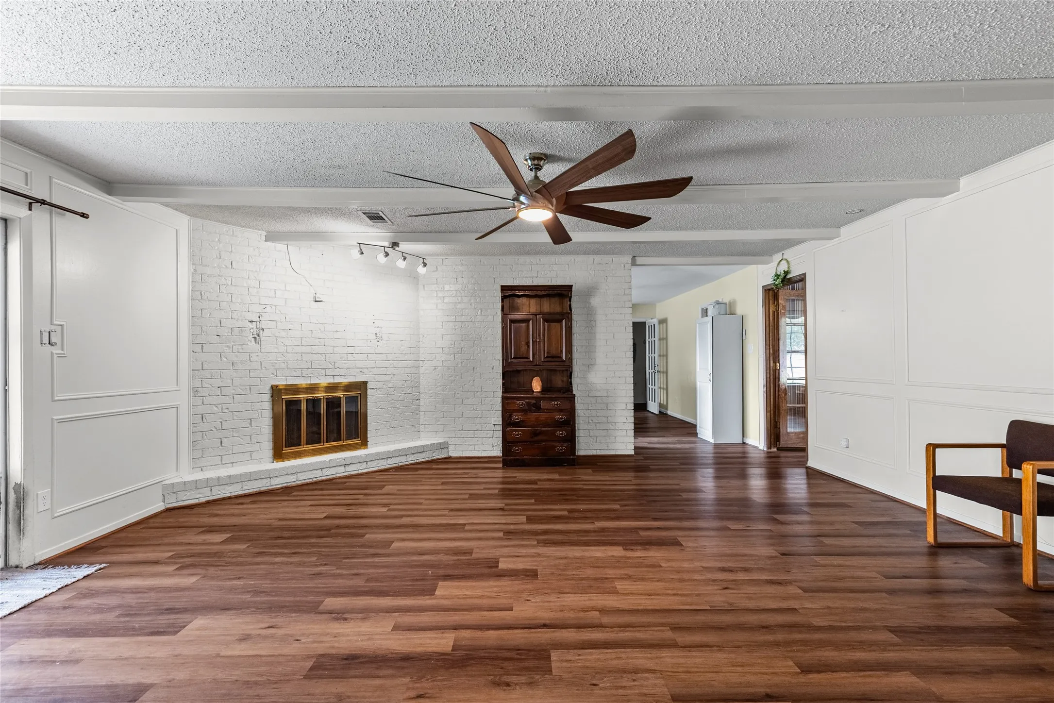 Single Family Residence For Sale in Fannin County , 408 E Mulberry Street, Leonard, Texas 75452, 4 Bedroom, 4 Bathroom, 2 Garage spaces, 2,425 Sqft, built in 1968, mls#21336733, Real Estate Agent in Leonard, Homes For Sale in Fannin county, Homes For Sale in Leonard, Realtor in Leonard Texas, Real Estate Brokerage Independent Realty Texas, Luminita Cordes Realtor