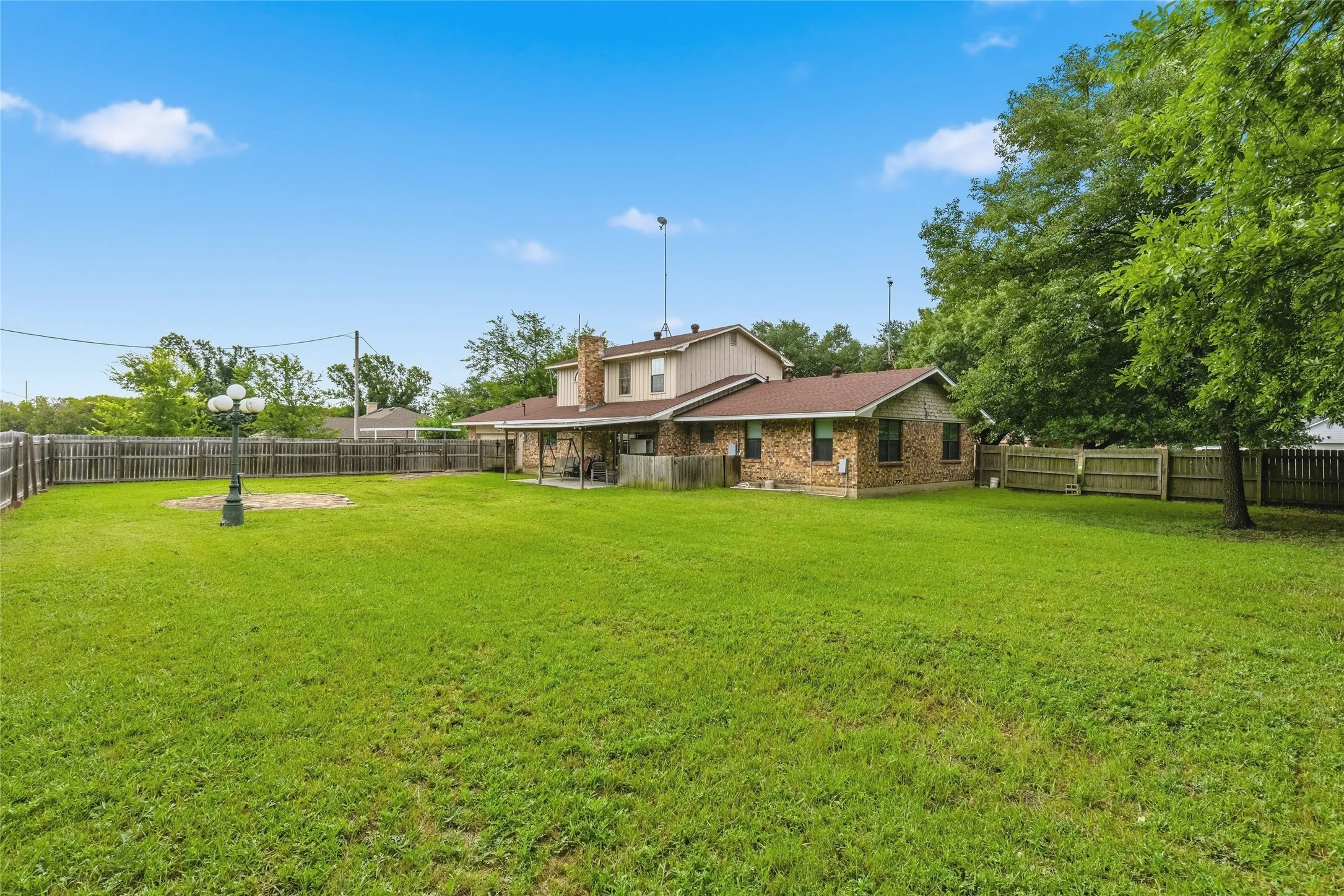 Single Family Residence For Sale in Fannin County , 408 E Mulberry Street, Leonard, Texas 75452, 4 Bedroom, 4 Bathroom, 2 Garage spaces, 2,425 Sqft, built in 1968, mls#21336733, Real Estate Agent in Leonard, Homes For Sale in Fannin county, Homes For Sale in Leonard, Realtor in Leonard Texas, Real Estate Brokerage Independent Realty Texas, Luminita Cordes Realtor