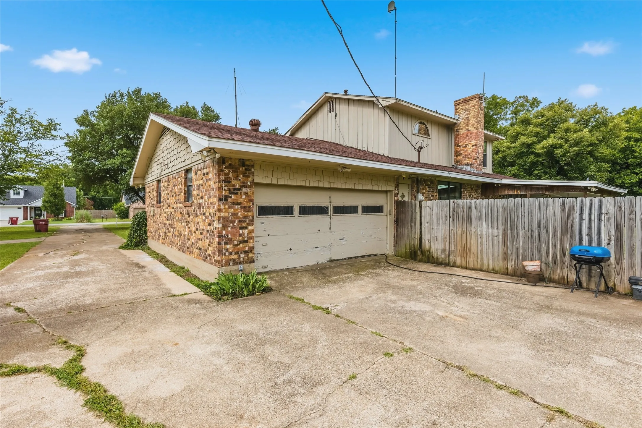 Single Family Residence For Sale in Fannin County , 408 E Mulberry Street, Leonard, Texas 75452, 4 Bedroom, 4 Bathroom, 2 Garage spaces, 2,425 Sqft, built in 1968, mls#21336733, Real Estate Agent in Leonard, Homes For Sale in Fannin county, Homes For Sale in Leonard, Realtor in Leonard Texas, Real Estate Brokerage Independent Realty Texas, Luminita Cordes Realtor