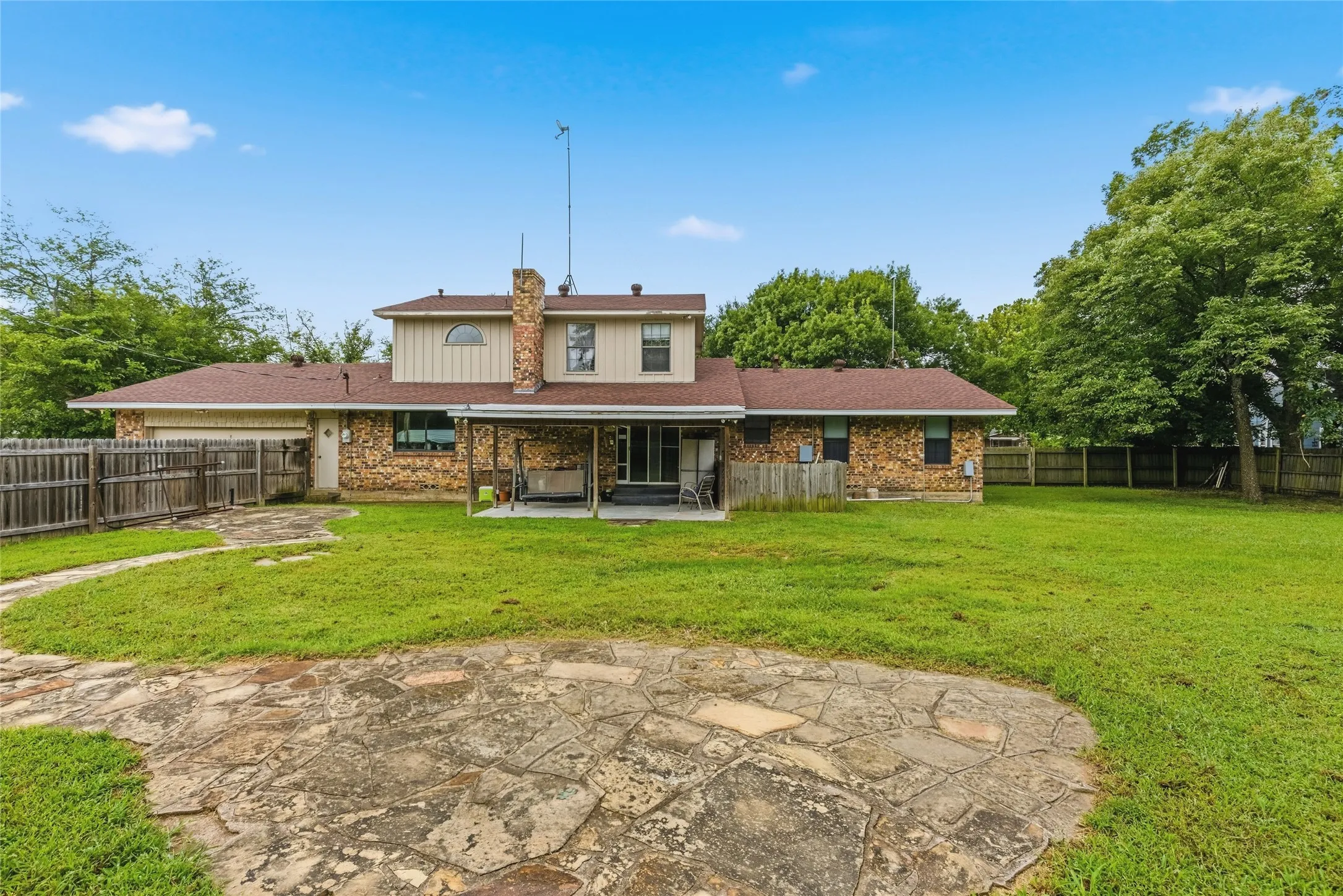 Single Family Residence For Sale in Fannin County , 408 E Mulberry Street, Leonard, Texas 75452, 4 Bedroom, 4 Bathroom, 2 Garage spaces, 2,425 Sqft, built in 1968, mls#21336733, Real Estate Agent in Leonard, Homes For Sale in Fannin county, Homes For Sale in Leonard, Realtor in Leonard Texas, Real Estate Brokerage Independent Realty Texas, Luminita Cordes Realtor