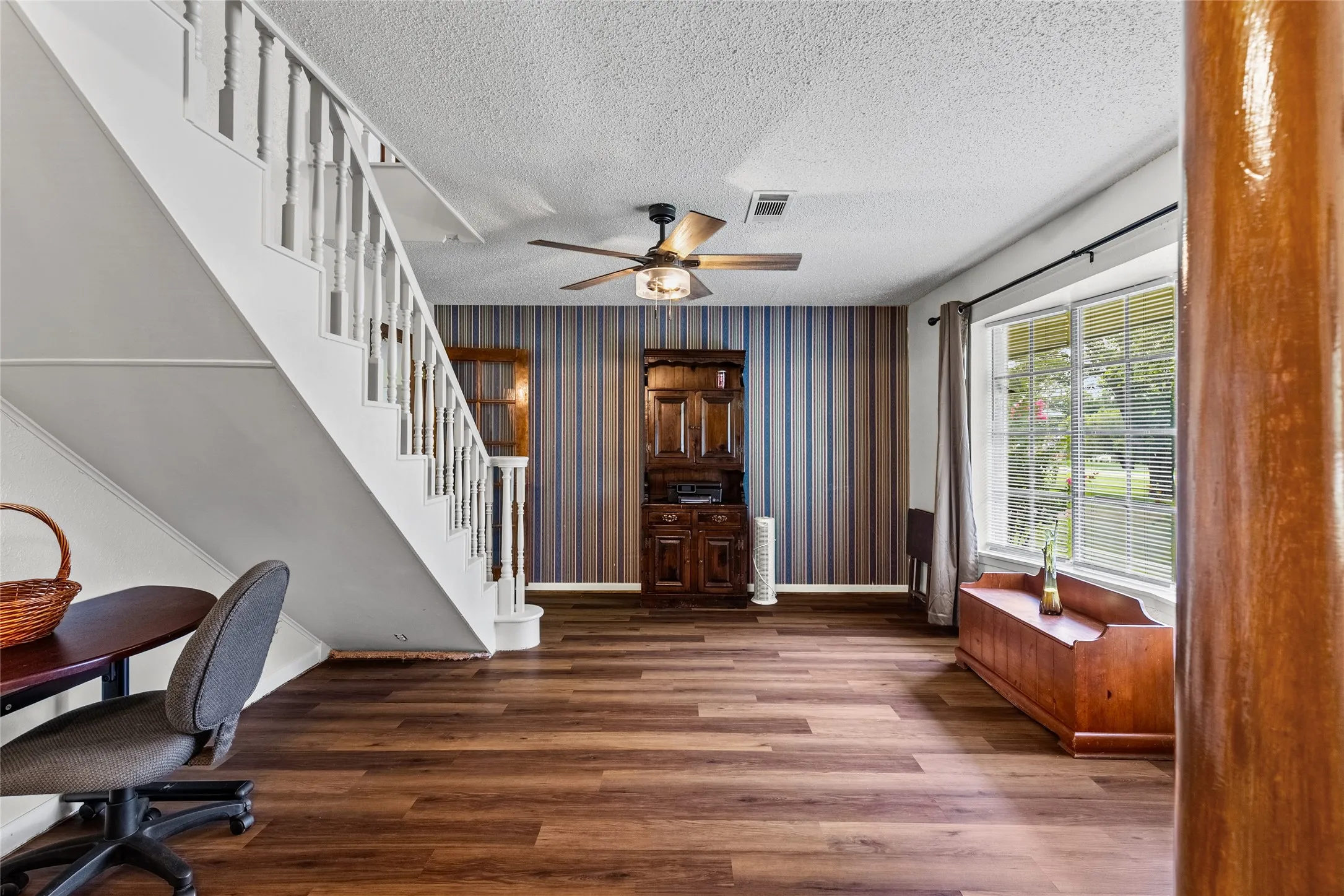 Single Family Residence For Sale in Fannin County , 408 E Mulberry Street, Leonard, Texas 75452, 4 Bedroom, 4 Bathroom, 2 Garage spaces, 2,425 Sqft, built in 1968, mls#21336733, Real Estate Agent in Leonard, Homes For Sale in Fannin county, Homes For Sale in Leonard, Realtor in Leonard Texas, Real Estate Brokerage Independent Realty Texas, Luminita Cordes Realtor