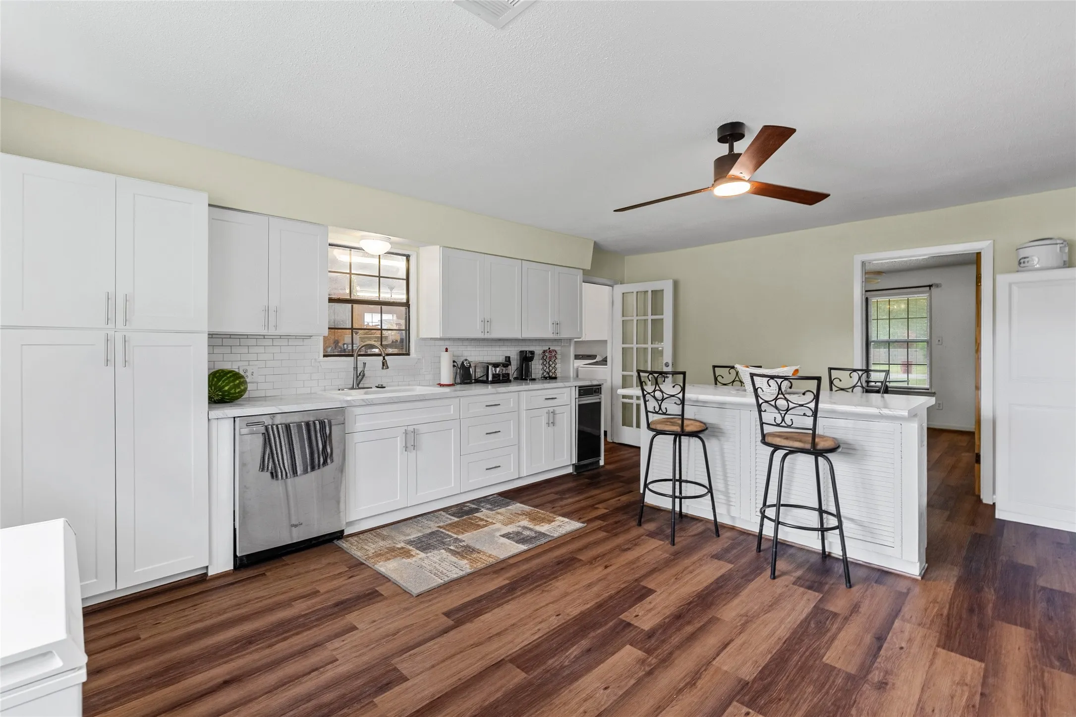 Single Family Residence For Sale in Fannin County , 408 E Mulberry Street, Leonard, Texas 75452, 4 Bedroom, 4 Bathroom, 2 Garage spaces, 2,425 Sqft, built in 1968, mls#21336733, Real Estate Agent in Leonard, Homes For Sale in Fannin county, Homes For Sale in Leonard, Realtor in Leonard Texas, Real Estate Brokerage Independent Realty Texas, Luminita Cordes Realtor
