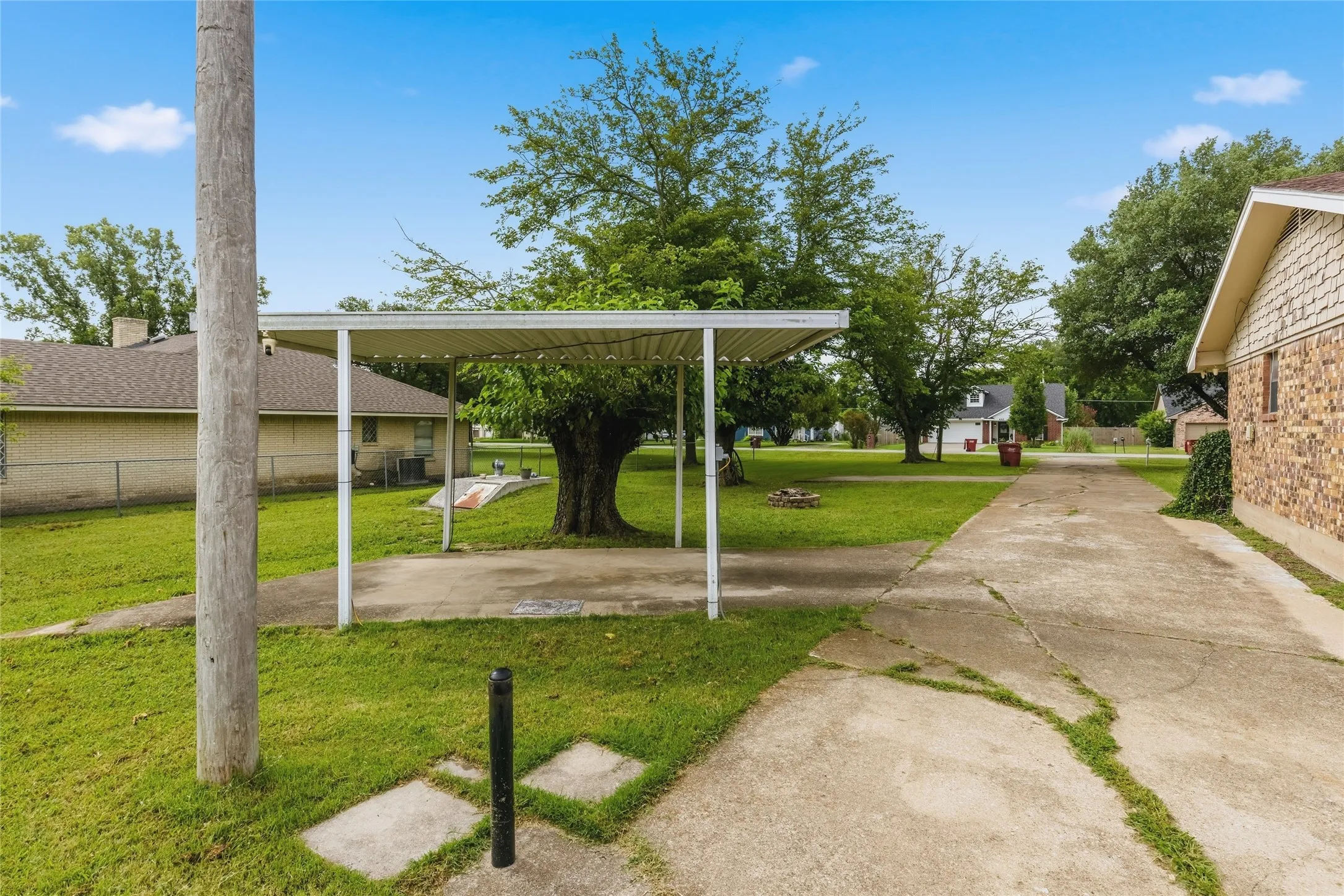 Single Family Residence For Sale in Fannin County , 408 E Mulberry Street, Leonard, Texas 75452, 4 Bedroom, 4 Bathroom, 2 Garage spaces, 2,425 Sqft, built in 1968, mls#21336733, Real Estate Agent in Leonard, Homes For Sale in Fannin county, Homes For Sale in Leonard, Realtor in Leonard Texas, Real Estate Brokerage Independent Realty Texas, Luminita Cordes Realtor