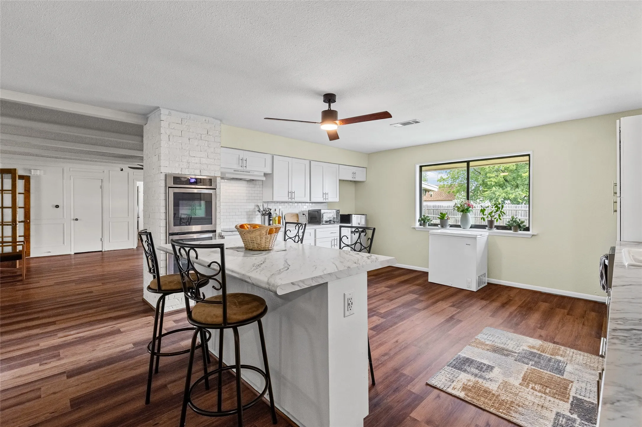 Single Family Residence For Sale in Fannin County , 408 E Mulberry Street, Leonard, Texas 75452, 4 Bedroom, 4 Bathroom, 2 Garage spaces, 2,425 Sqft, built in 1968, mls#21336733, Real Estate Agent in Leonard, Homes For Sale in Fannin county, Homes For Sale in Leonard, Realtor in Leonard Texas, Real Estate Brokerage Independent Realty Texas, Luminita Cordes Realtor