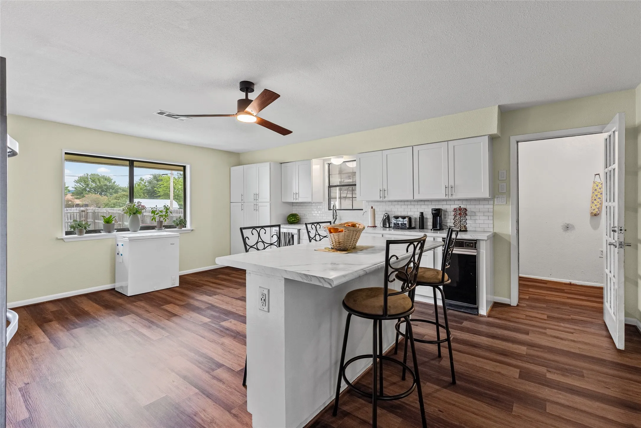 Single Family Residence For Sale in Fannin County , 408 E Mulberry Street, Leonard, Texas 75452, 4 Bedroom, 4 Bathroom, 2 Garage spaces, 2,425 Sqft, built in 1968, mls#21336733, Real Estate Agent in Leonard, Homes For Sale in Fannin county, Homes For Sale in Leonard, Realtor in Leonard Texas, Real Estate Brokerage Independent Realty Texas, Luminita Cordes Realtor