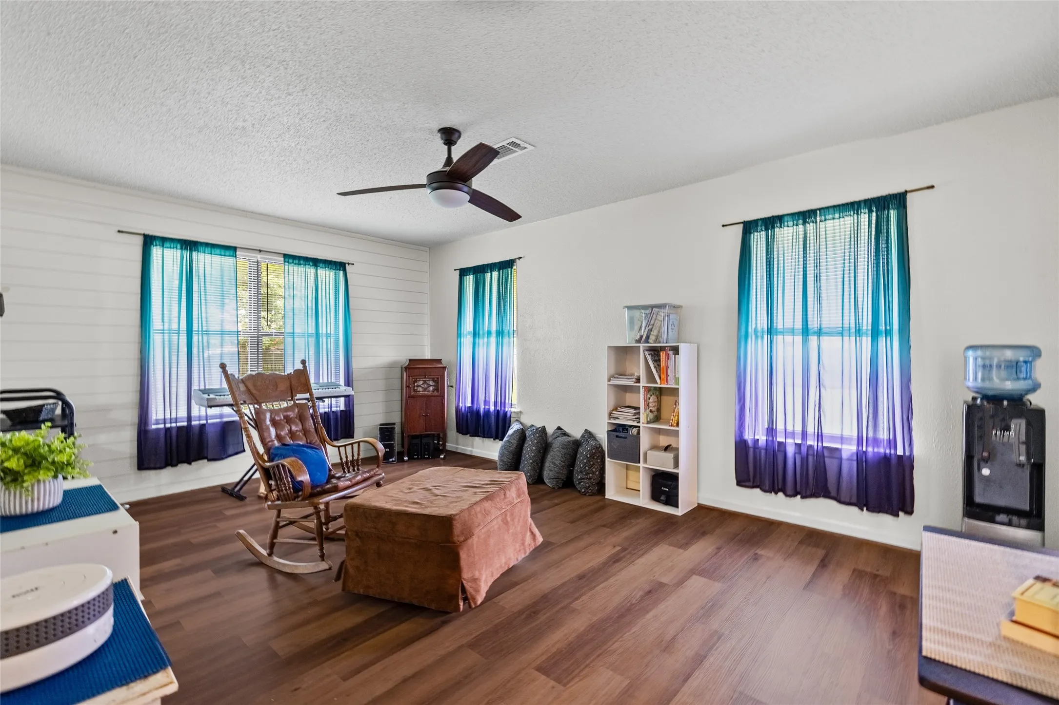 Single Family Residence For Sale in Fannin County , 408 E Mulberry Street, Leonard, Texas 75452, 4 Bedroom, 4 Bathroom, 2 Garage spaces, 2,425 Sqft, built in 1968, mls#21336733, Real Estate Agent in Leonard, Homes For Sale in Fannin county, Homes For Sale in Leonard, Realtor in Leonard Texas, Real Estate Brokerage Independent Realty Texas, Luminita Cordes Realtor