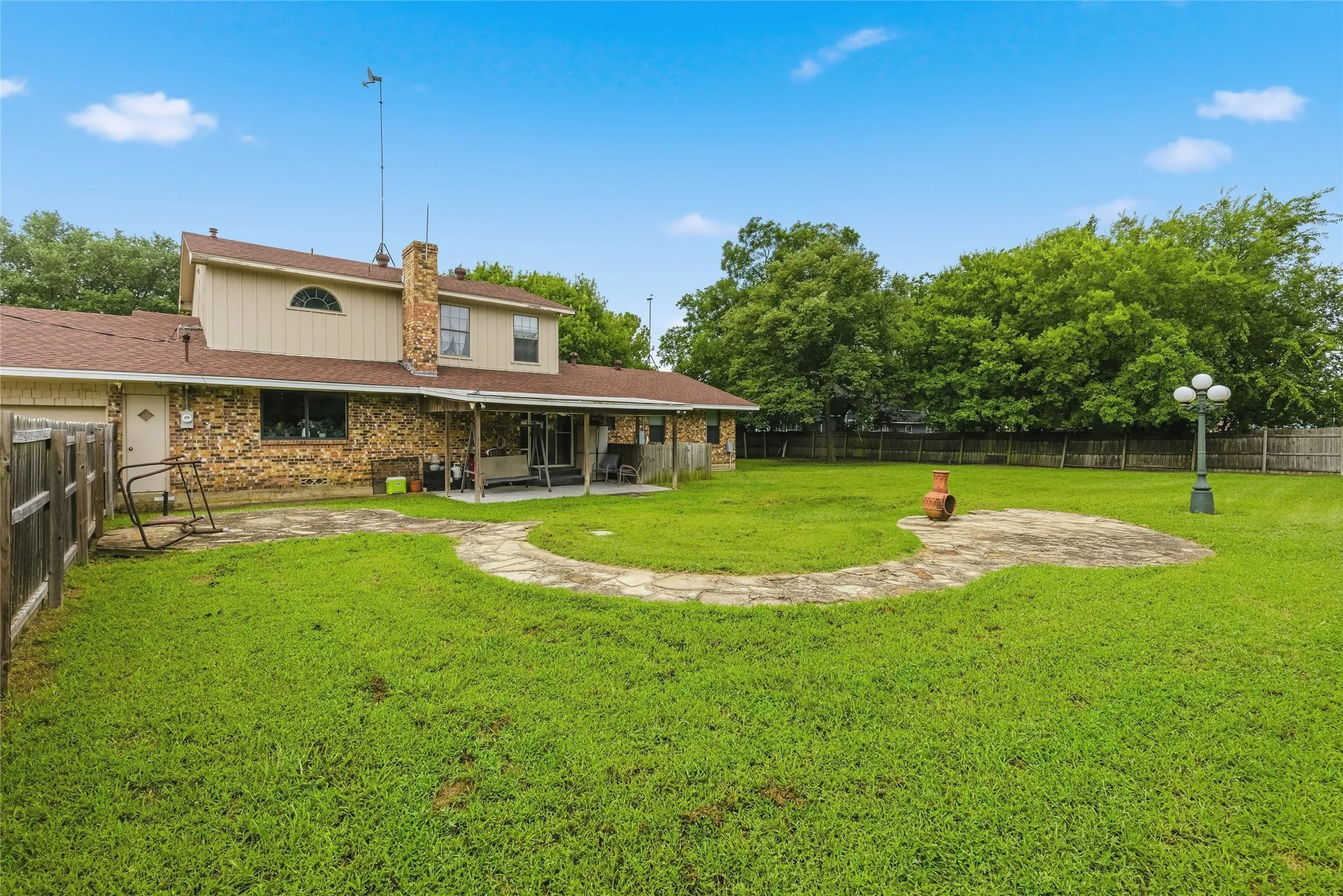 Single Family Residence For Sale in Fannin County , 408 E Mulberry Street, Leonard, Texas 75452, 4 Bedroom, 4 Bathroom, 2 Garage spaces, 2,425 Sqft, built in 1968, mls#21336733, Real Estate Agent in Leonard, Homes For Sale in Fannin county, Homes For Sale in Leonard, Realtor in Leonard Texas, Real Estate Brokerage Independent Realty Texas, Luminita Cordes Realtor