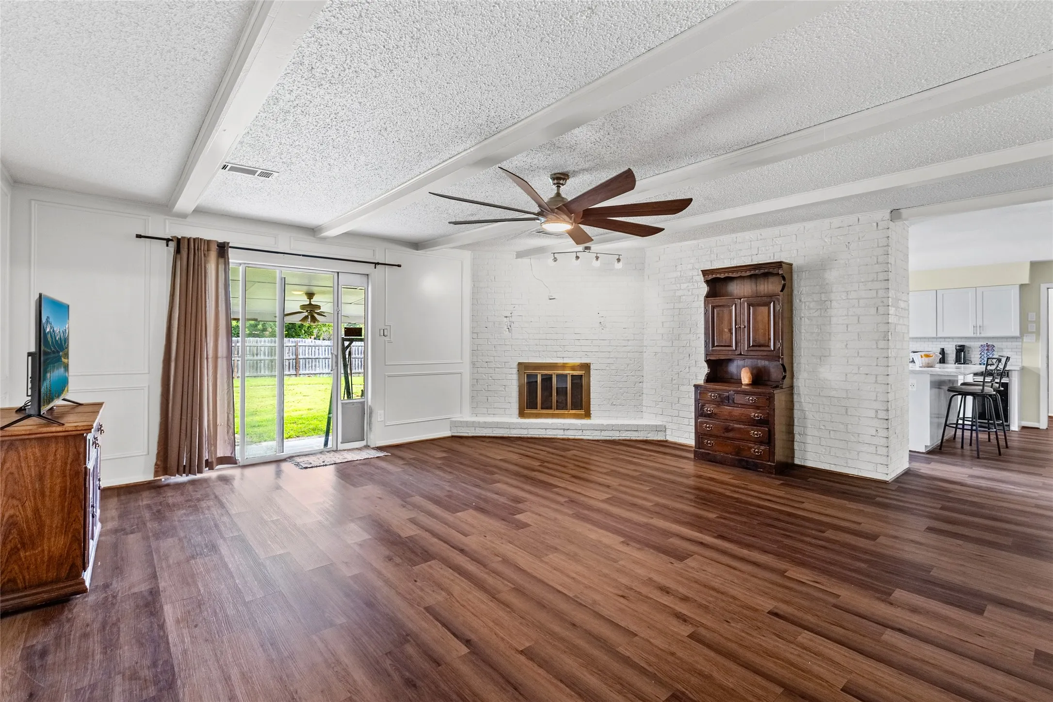Single Family Residence For Sale in Fannin County , 408 E Mulberry Street, Leonard, Texas 75452, 4 Bedroom, 4 Bathroom, 2 Garage spaces, 2,425 Sqft, built in 1968, mls#21336733, Real Estate Agent in Leonard, Homes For Sale in Fannin county, Homes For Sale in Leonard, Realtor in Leonard Texas, Real Estate Brokerage Independent Realty Texas, Luminita Cordes Realtor