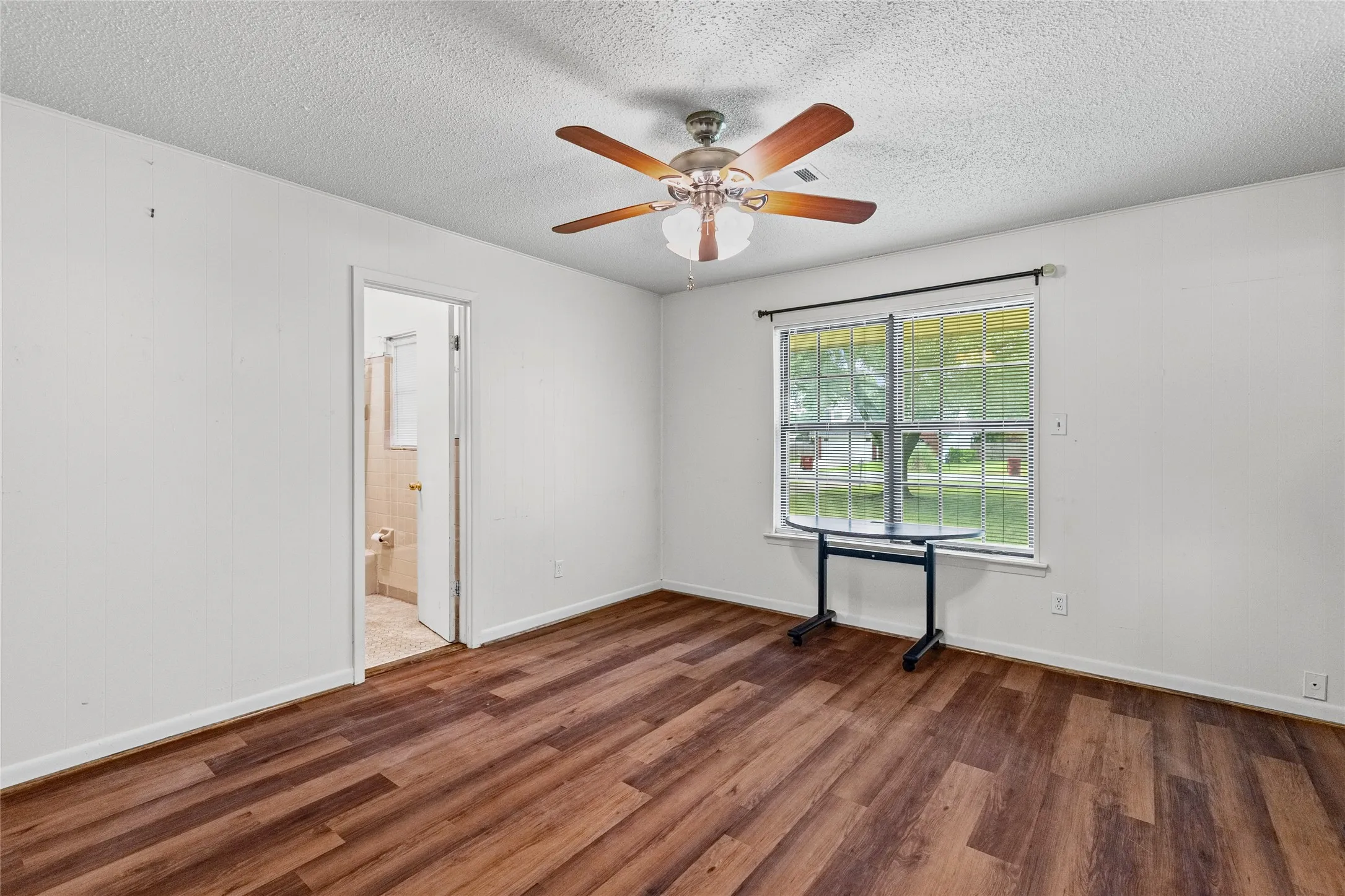 Single Family Residence For Sale in Fannin County , 408 E Mulberry Street, Leonard, Texas 75452, 4 Bedroom, 4 Bathroom, 2 Garage spaces, 2,425 Sqft, built in 1968, mls#21336733, Real Estate Agent in Leonard, Homes For Sale in Fannin county, Homes For Sale in Leonard, Realtor in Leonard Texas, Real Estate Brokerage Independent Realty Texas, Luminita Cordes Realtor