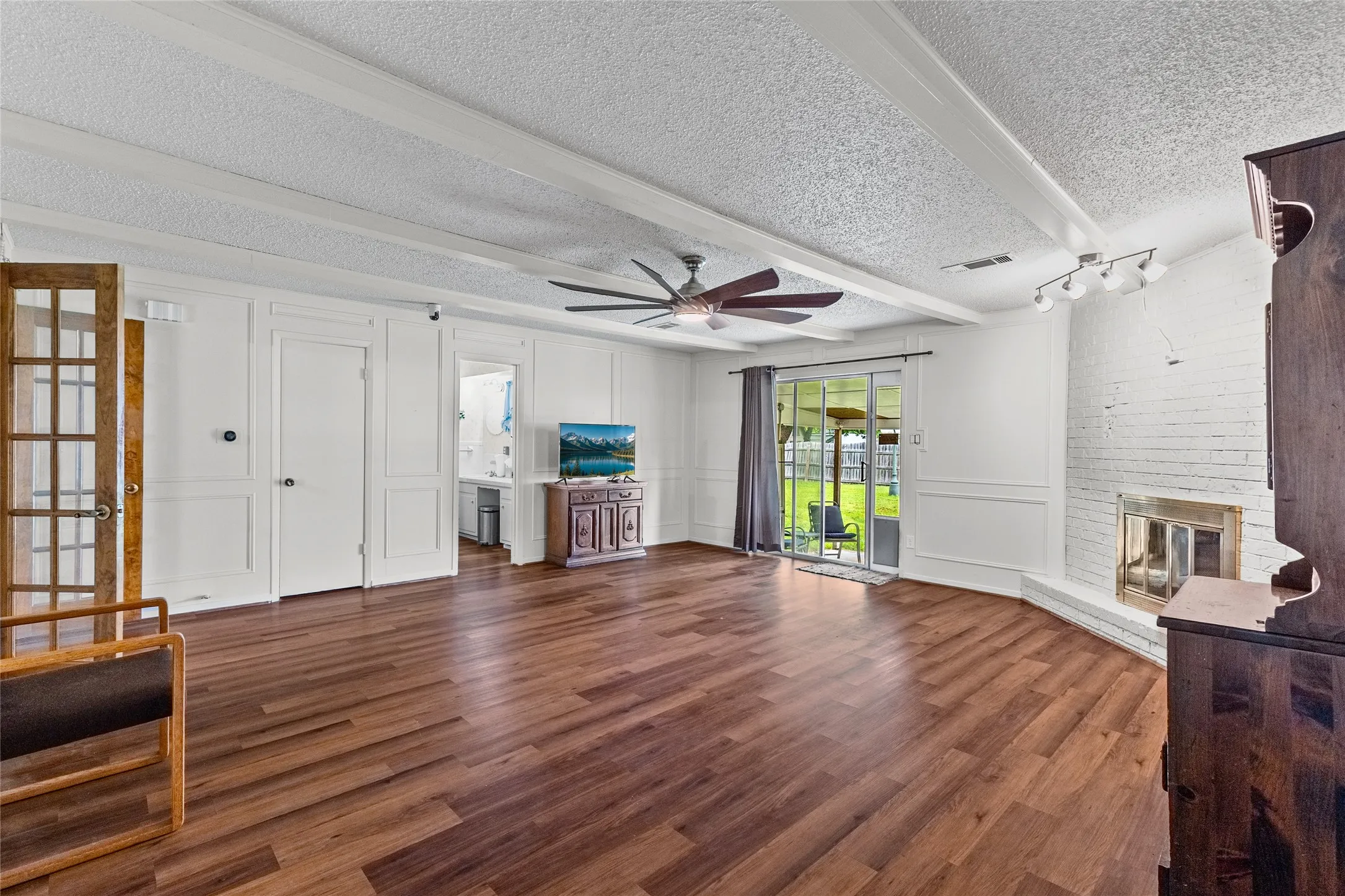 Single Family Residence For Sale in Fannin County , 408 E Mulberry Street, Leonard, Texas 75452, 4 Bedroom, 4 Bathroom, 2 Garage spaces, 2,425 Sqft, built in 1968, mls#21336733, Real Estate Agent in Leonard, Homes For Sale in Fannin county, Homes For Sale in Leonard, Realtor in Leonard Texas, Real Estate Brokerage Independent Realty Texas, Luminita Cordes Realtor