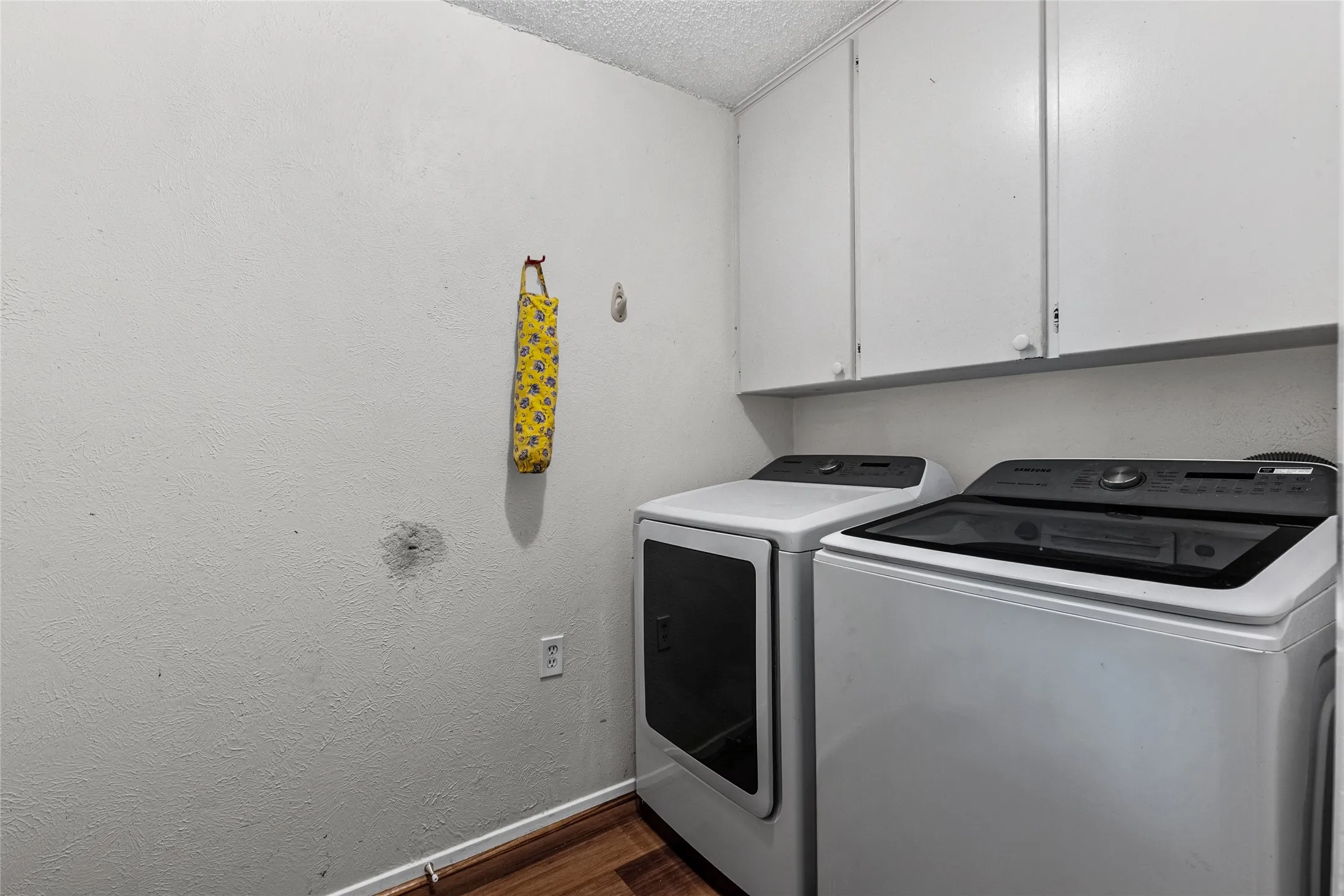 Single Family Residence For Sale in Fannin County , 408 E Mulberry Street, Leonard, Texas 75452, 4 Bedroom, 4 Bathroom, 2 Garage spaces, 2,425 Sqft, built in 1968, mls#21336733, Real Estate Agent in Leonard, Homes For Sale in Fannin county, Homes For Sale in Leonard, Realtor in Leonard Texas, Real Estate Brokerage Independent Realty Texas, Luminita Cordes Realtor